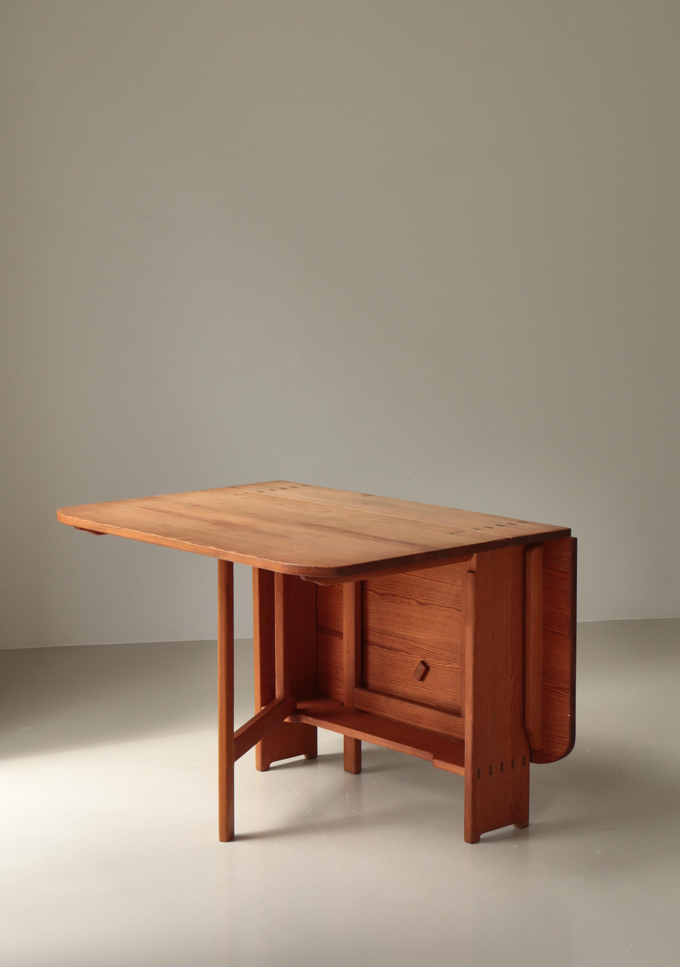 Swedish Pinewood Gateleg Table “Härjedalen” by Carl Malmsten, 1950s For Sale 1