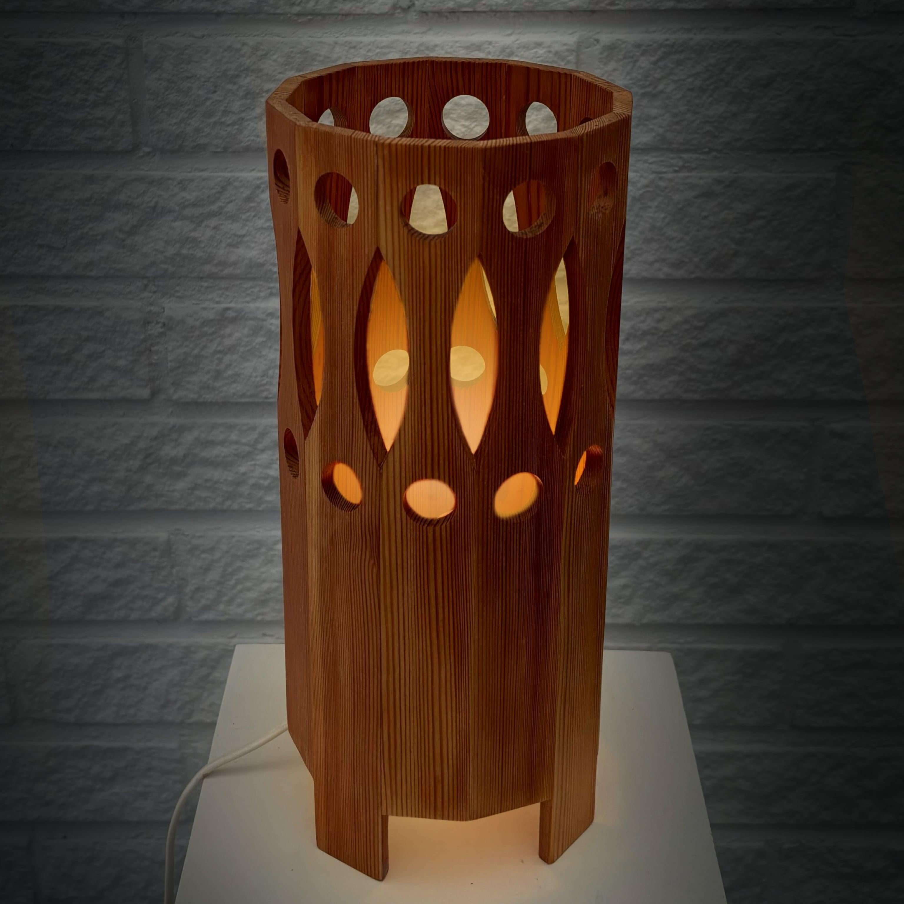 Scandinavian Modern Swedish pinewood table lamp by L.O. Nilsson for Nordisk Present, 1970s For Sale