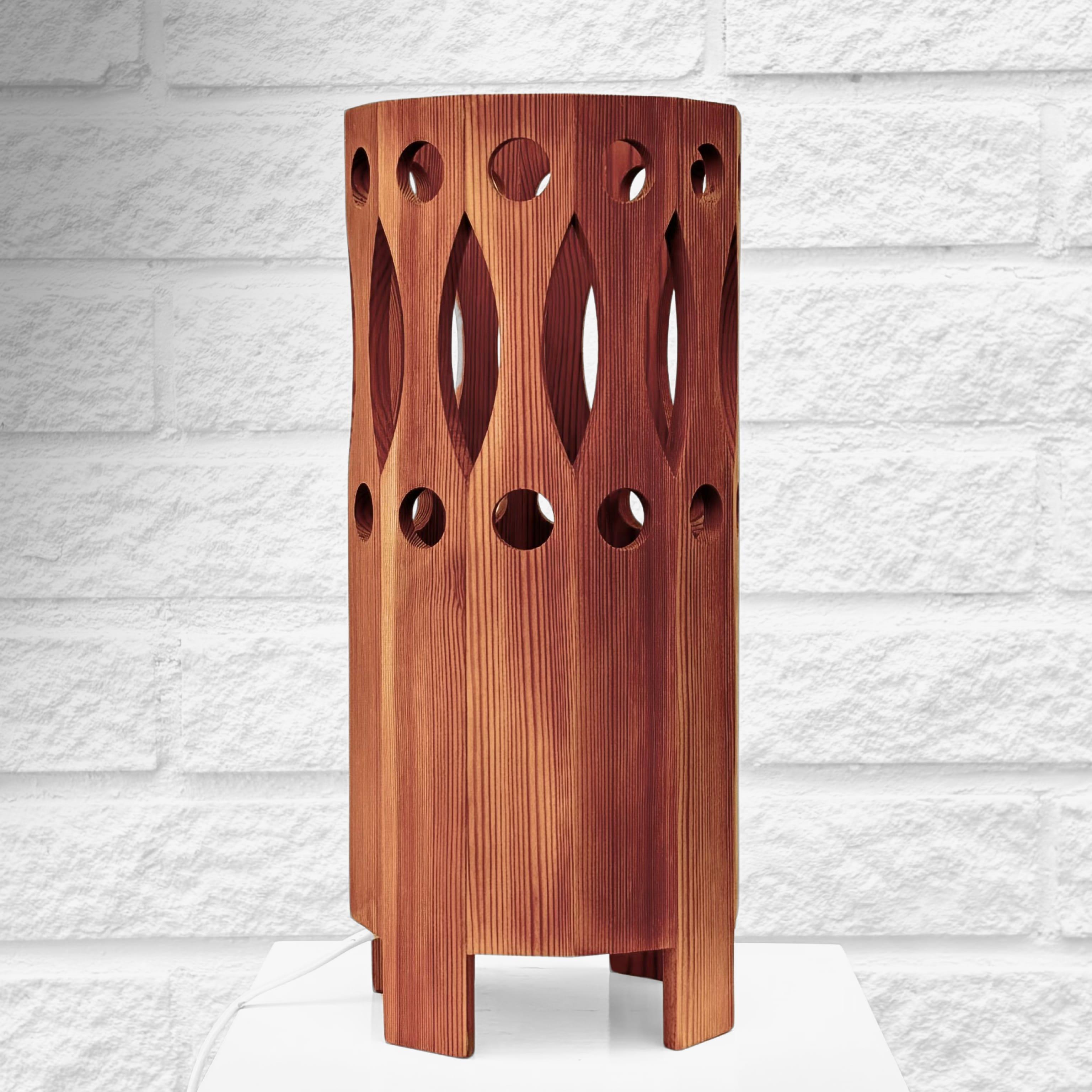 Hand-Crafted Swedish pinewood table lamp by L.O. Nilsson for Nordisk Present, 1970s For Sale