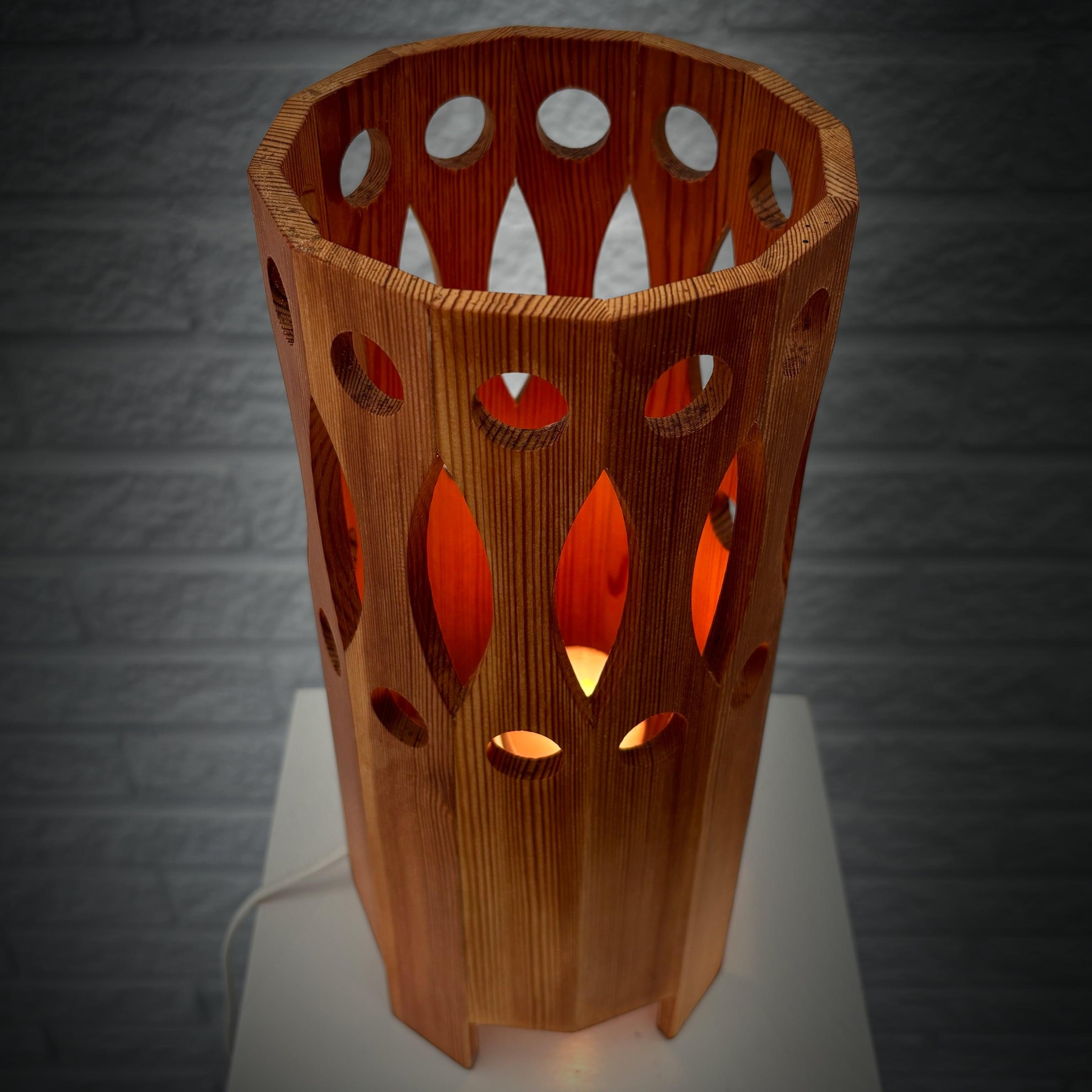 Swedish pinewood table lamp by L.O. Nilsson for Nordisk Present, 1970s In Good Condition For Sale In Forserum, SE
