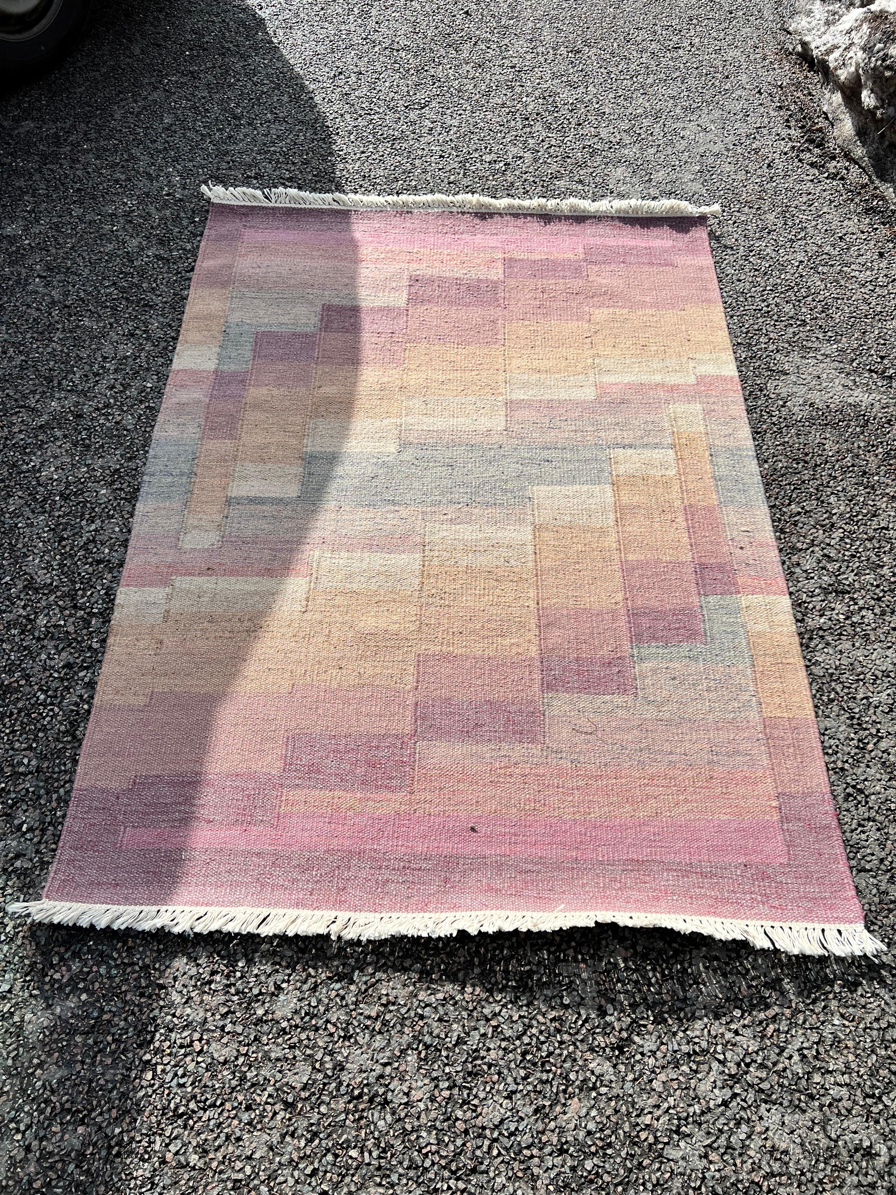 Swedish elegant pink and grey with geometric patterns. Made of wool. It is very soft and in excellent condition for its age. Designed and produced in the 1950s. All fringe are in good condition. It would be a good addition in any rooms of the house.