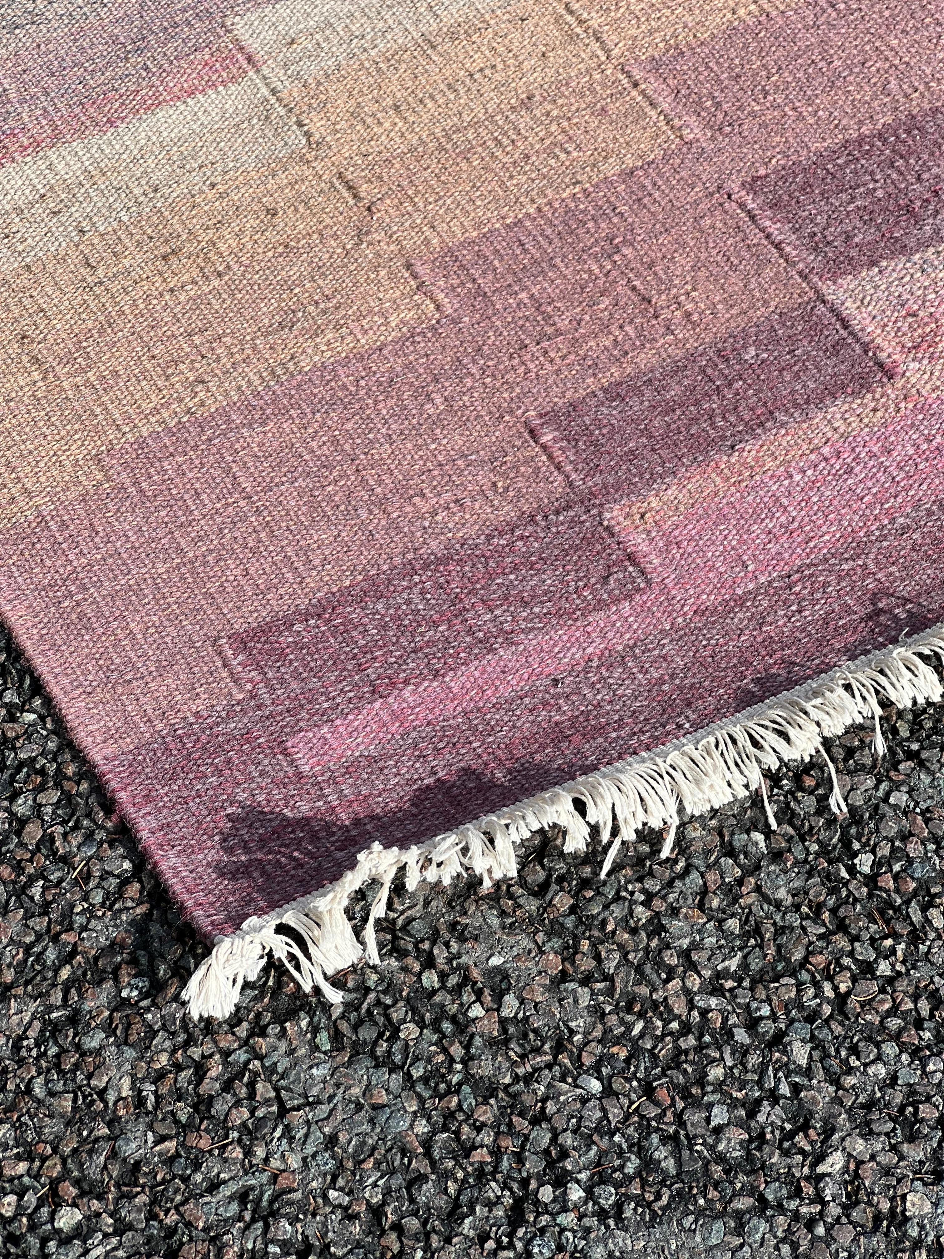 Swedish Pink and Grey Rug, Handcrafted, 1950s In Good Condition For Sale In Forest, BE