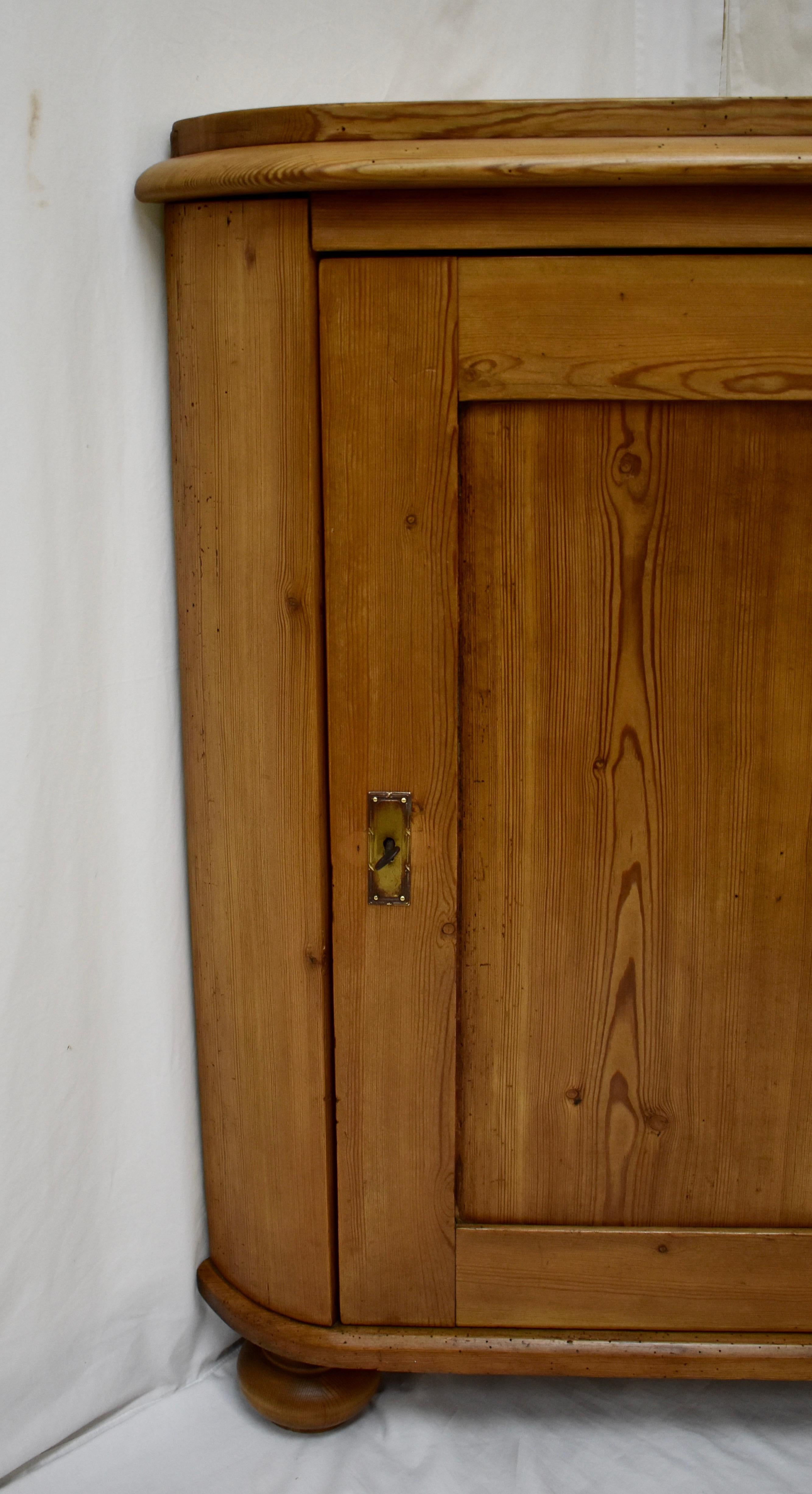 Swedish Pitch Pine One Door Corner Cupboard im Zustand „Gut“ in Baltimore, MD