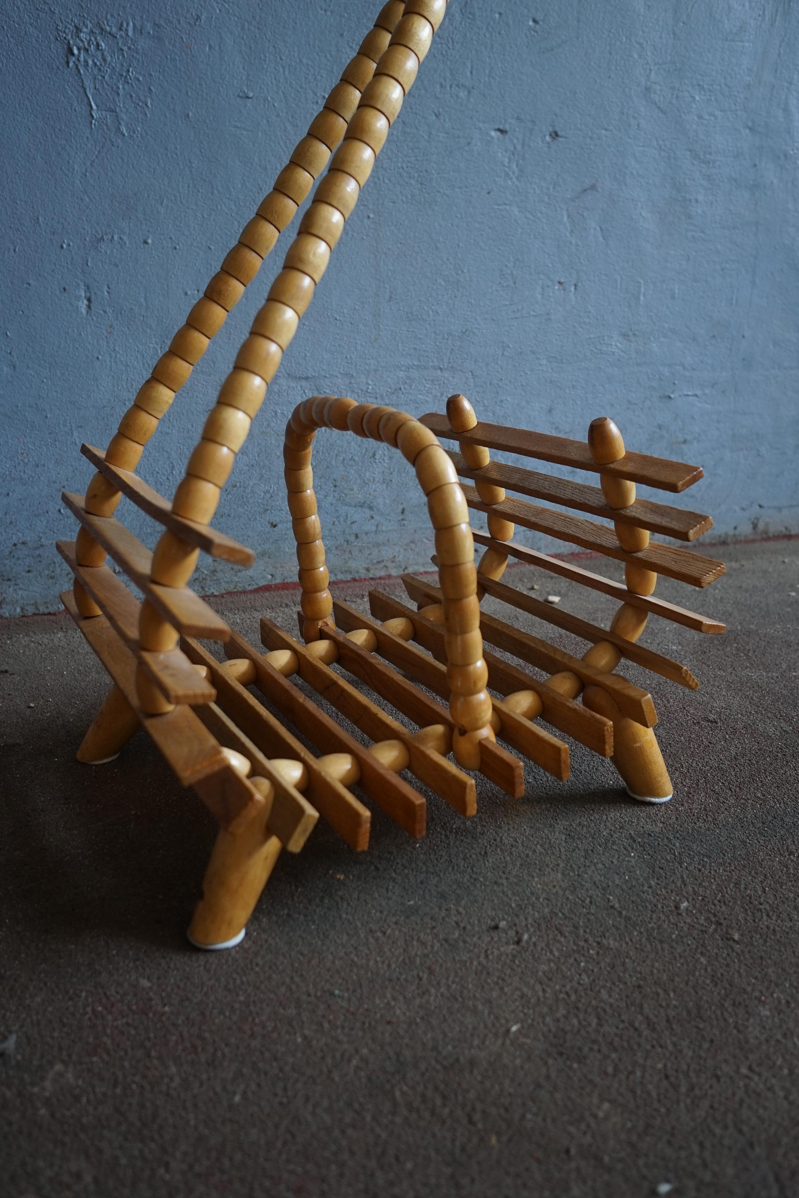 Table d'appoint peu commune fabriquée en Suède dans les années 1970, conçue pour être utilisée comme support de plantes ou pour accueillir votre vase préféré.
Le vase est fabriqué à partir de plusieurs pièces de bois tournées par un artisan suédois