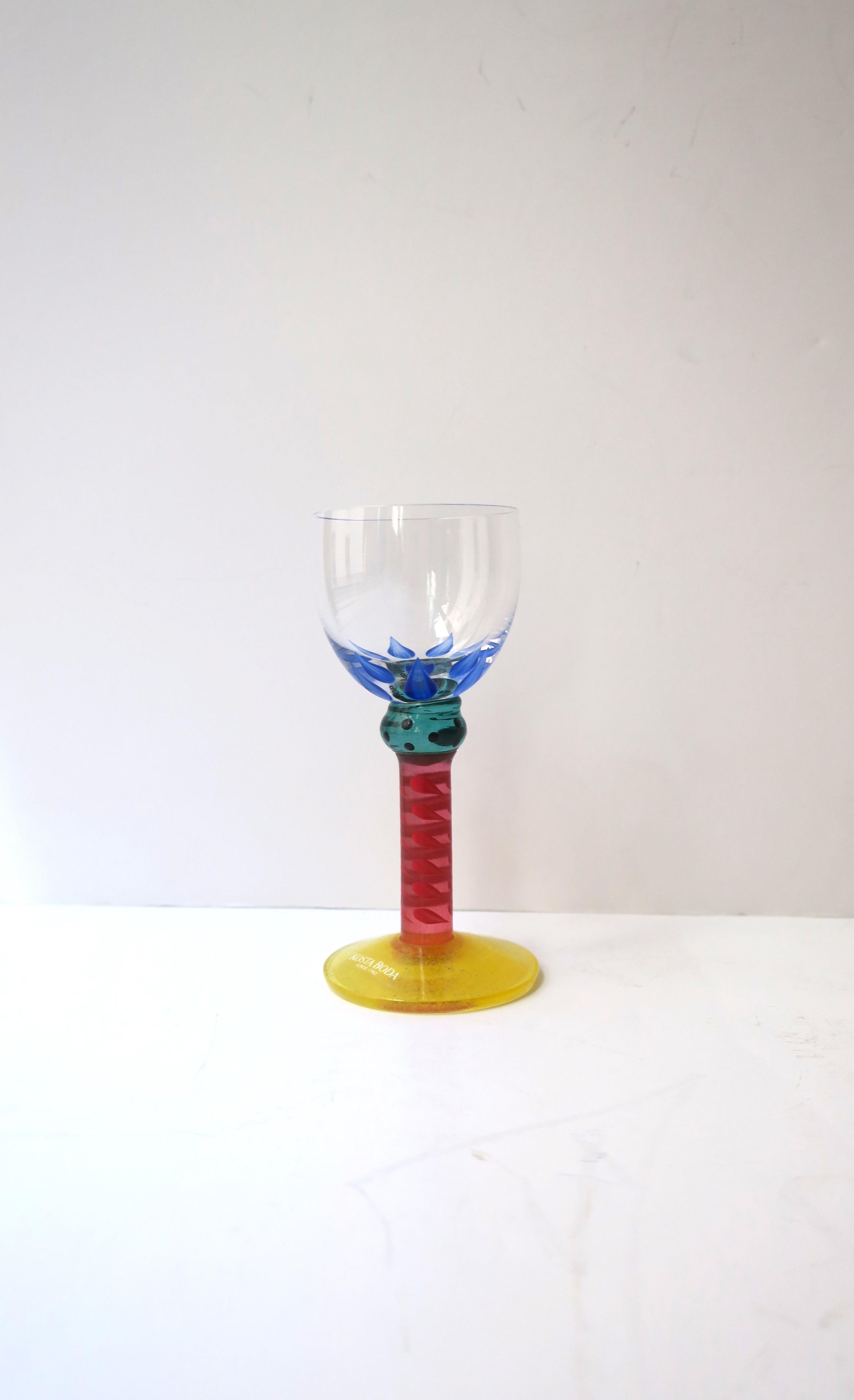 Copa de aperitivo sueca de cristal y art glass, pintada a mano y con iniciales del artista, para Kosta Boda, periodo posmoderno, hacia finales del siglo XX, década de 1990, Suecia. Los bellos colores incluyen un diseño azul pintado a mano alrededor