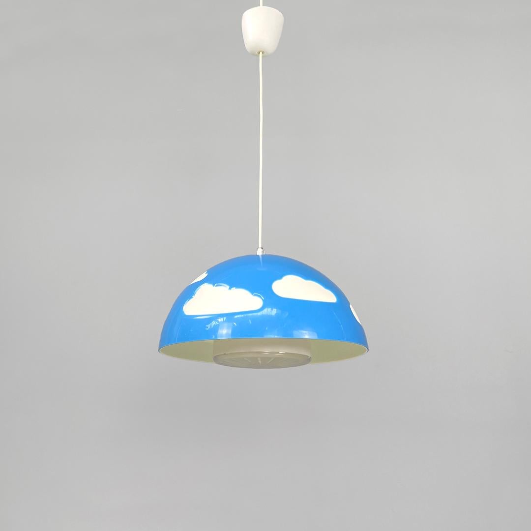Lampada da soffitto svedese postmoderna di colore azzurro Skojig Henrik Preutz per Ikea, anni 2000
Lampadario rotondo mod. Skojig in plastica azzurra con nuvole bianche. Il paralume ha una forma a cupola, l'interno è in plastica bianca, così come il