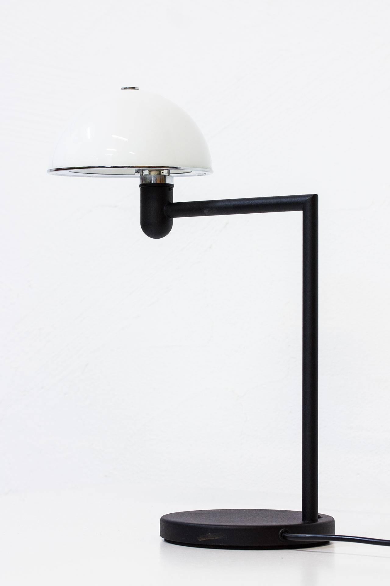 Table lamp designed by Per Sundstedt for Zero Interior in Sweden during the 1980s. Matte black
powder-coated steel stem with opaline glass diffuser.