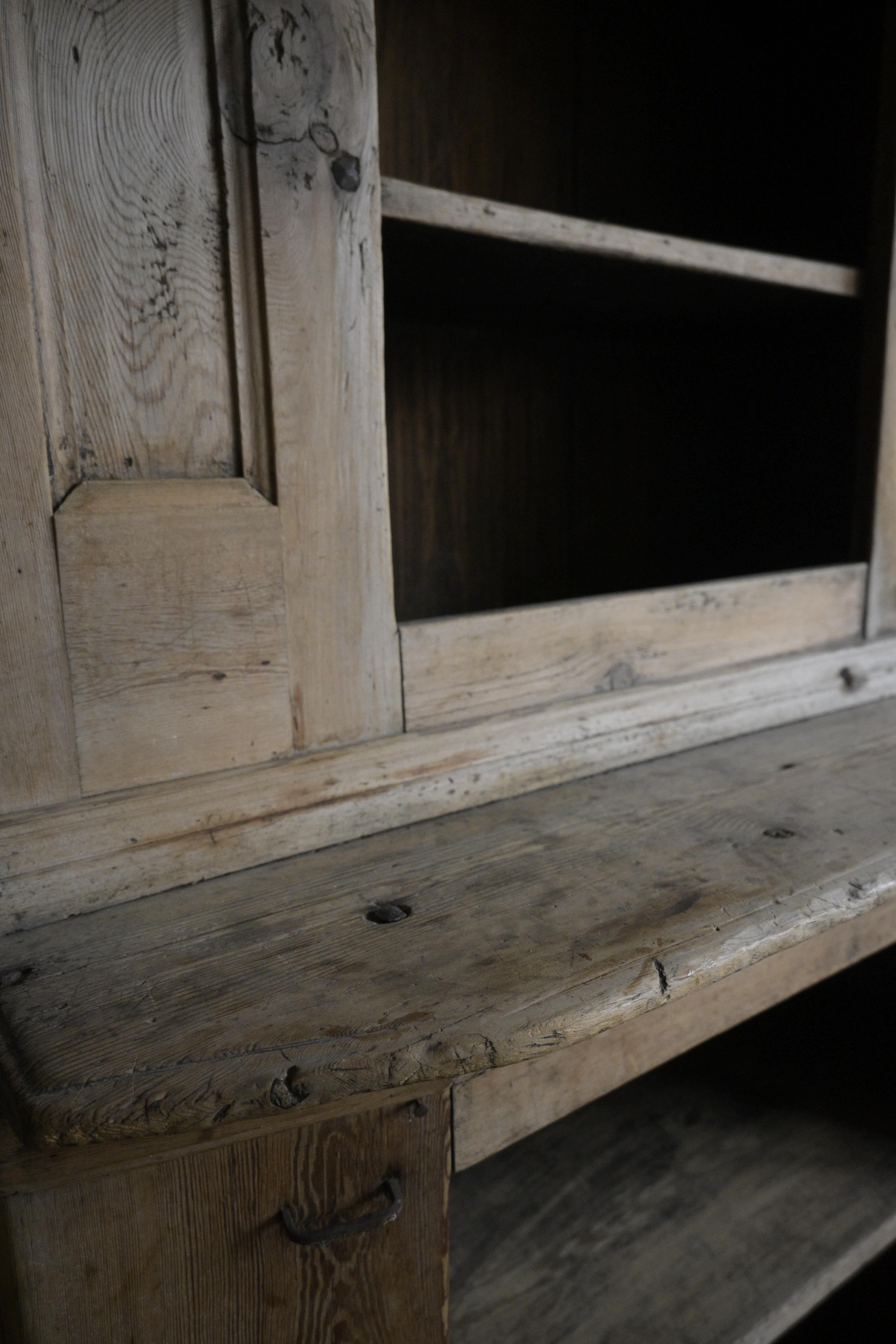 Swedish primitive Cabinet from the early 18th Century For Sale 4