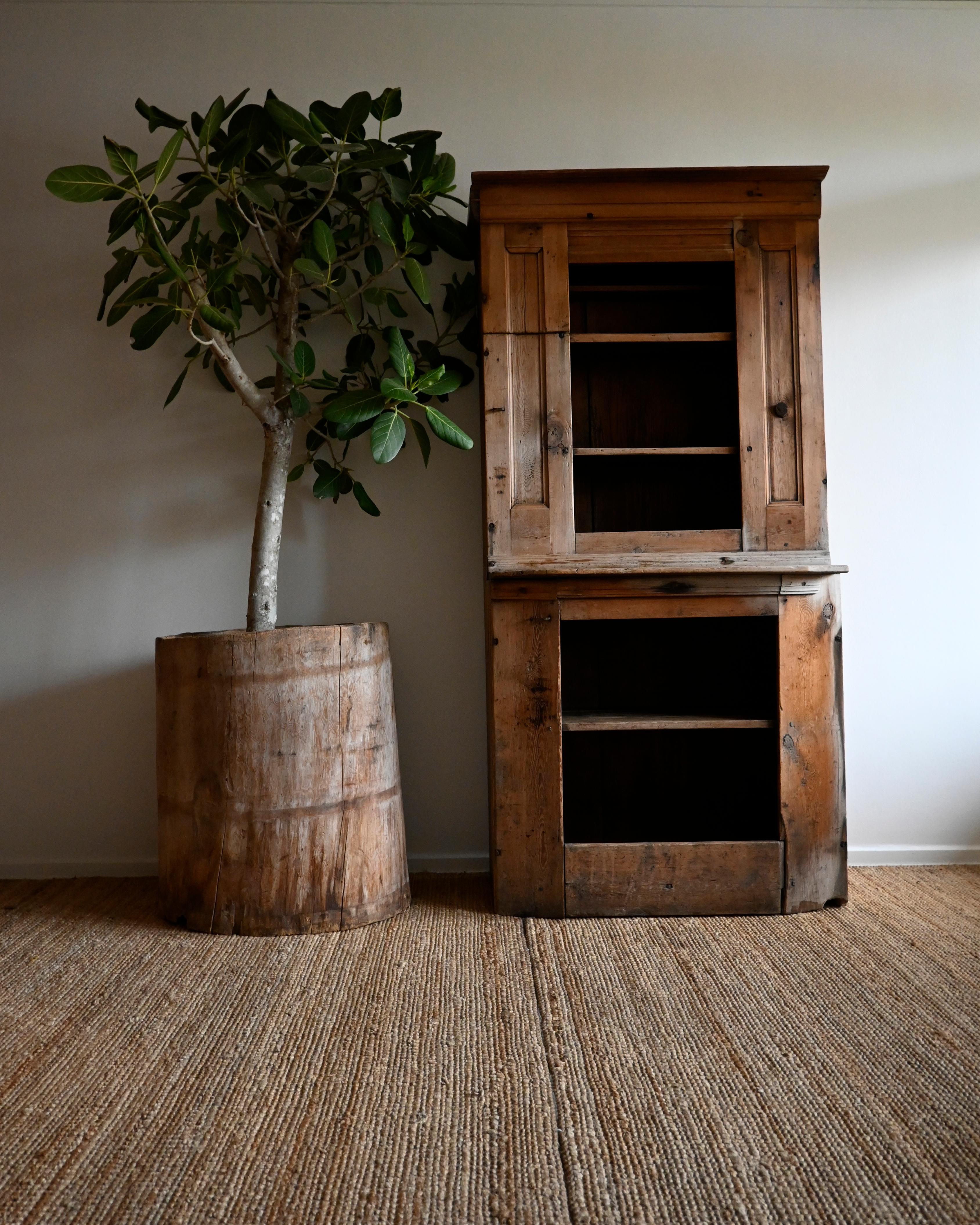 Swedish primitive Cabinet from the early 18th Century For Sale 8