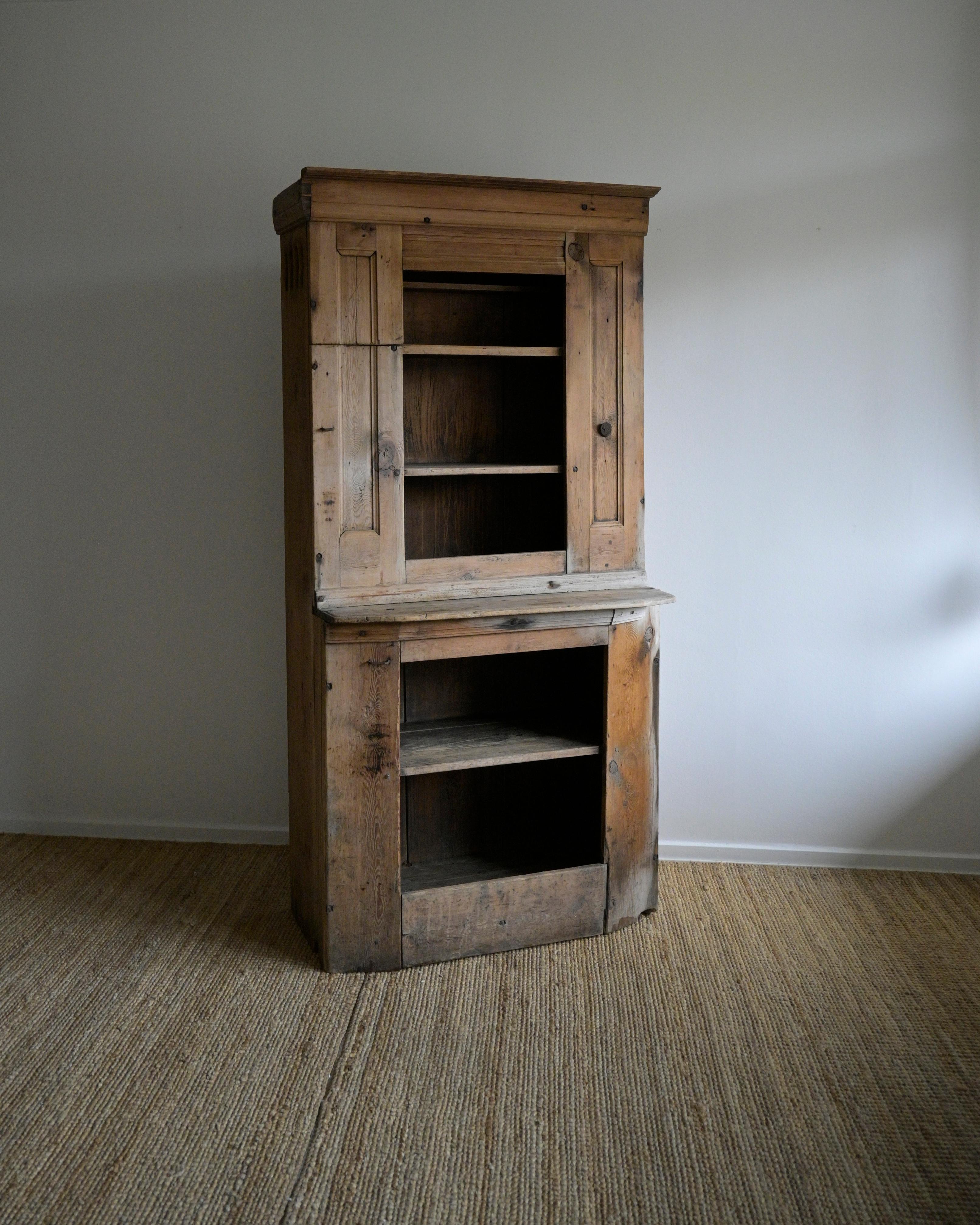 Swedish primitive Cabinet from the early 18th Century In Good Condition For Sale In Farsta, SE