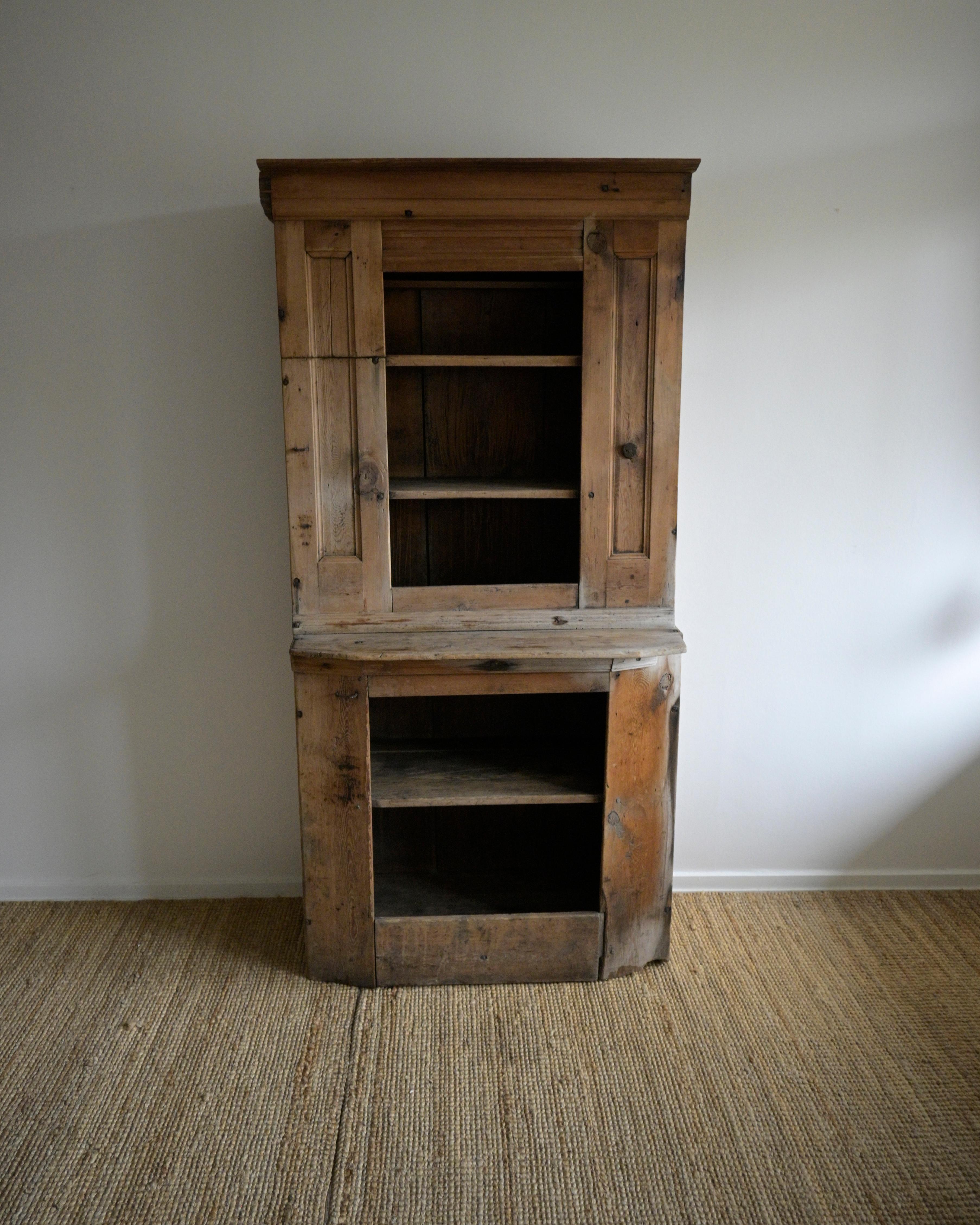 Swedish primitive Cabinet from the early 18th Century For Sale 1