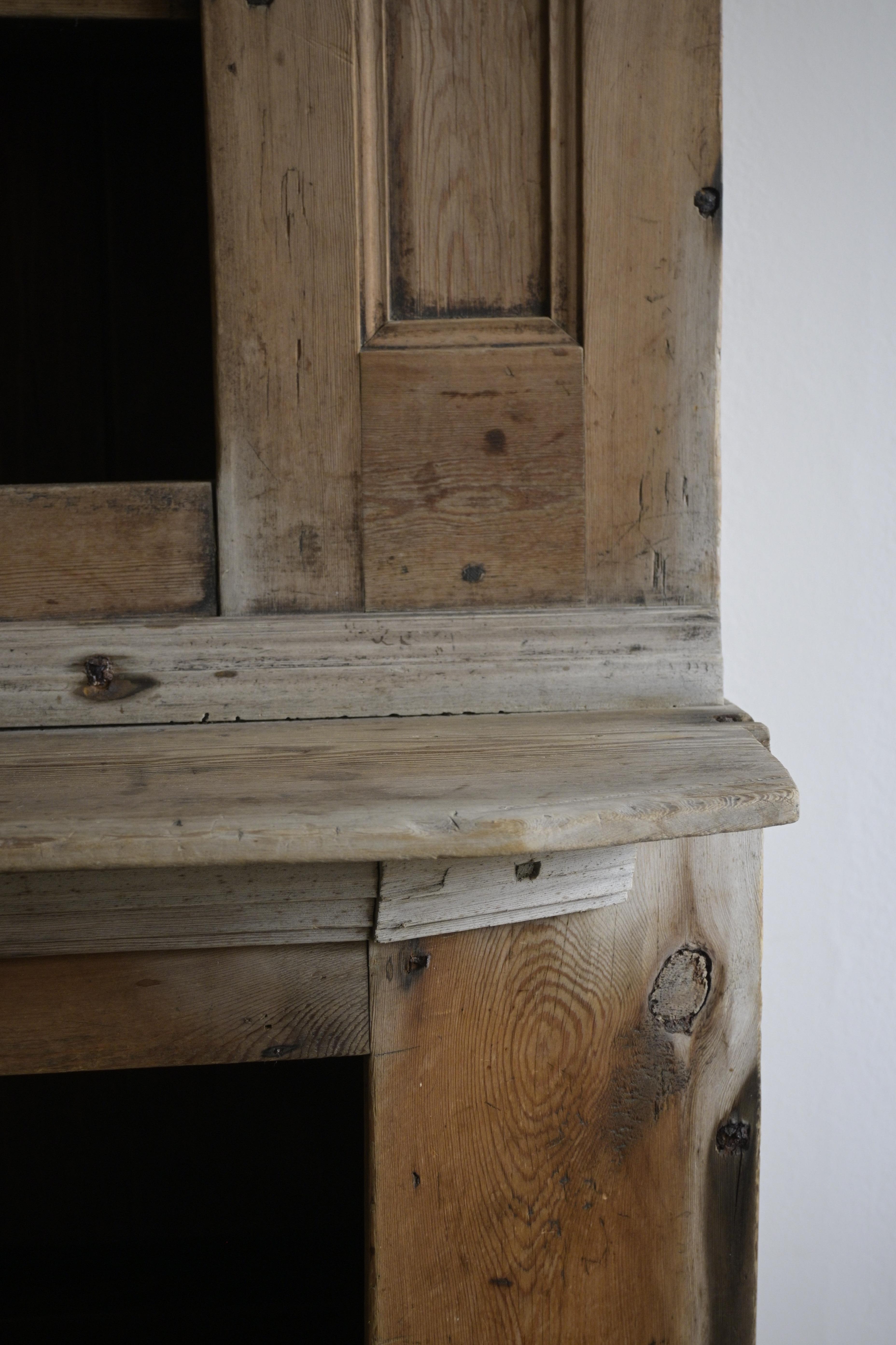 Swedish primitive Cabinet from the early 18th Century For Sale 2