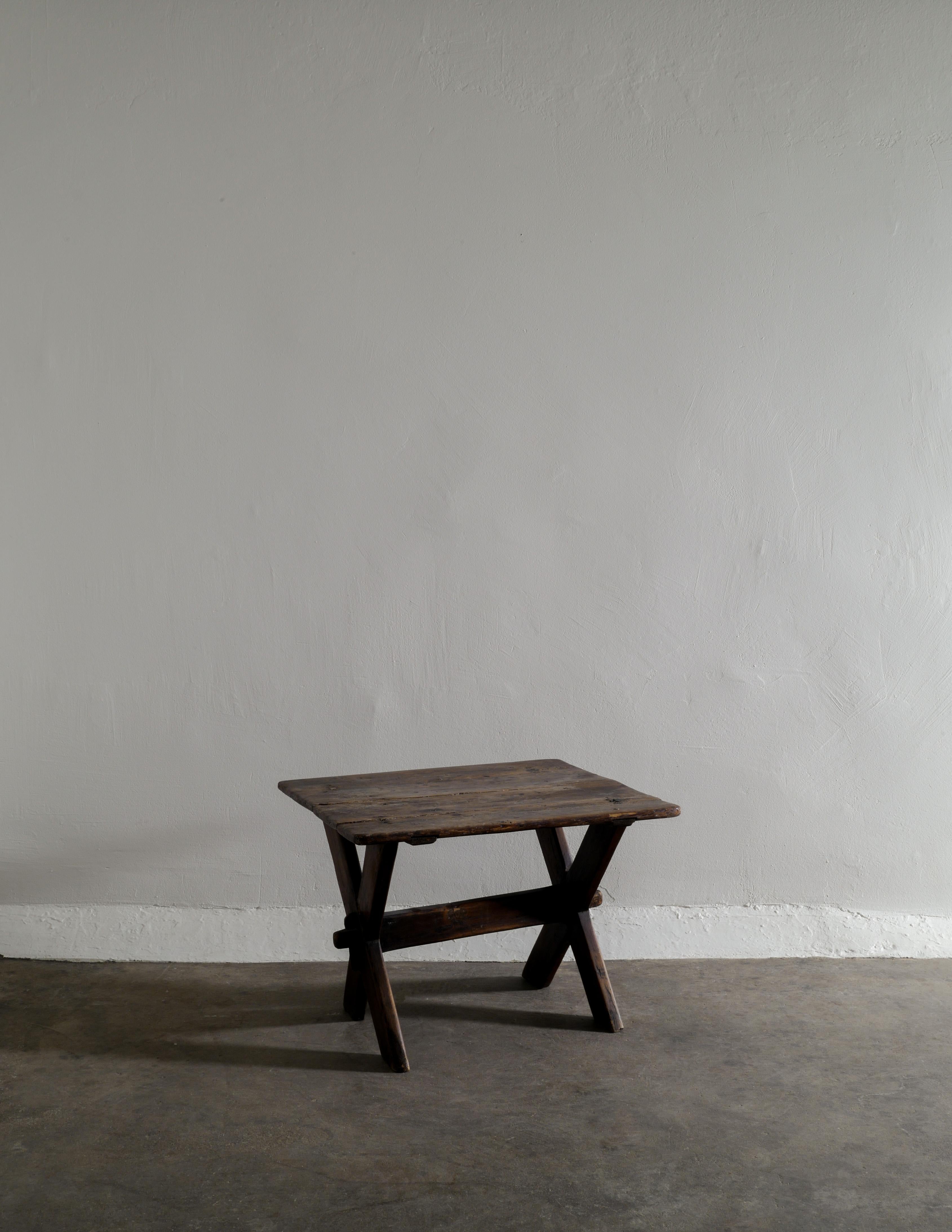 Seltener Tisch im primitiven Wabi-Sabi-Stil, hergestellt in Schweden aus dunkel gebeizter Kiefer, perfekt als Beistell-, Kaffee- oder Eingangstisch. In gutem Vintage-Zustand mit alters- und gebrauchsbedingter Patina. Stabil. 

Abmessungen: H: 45