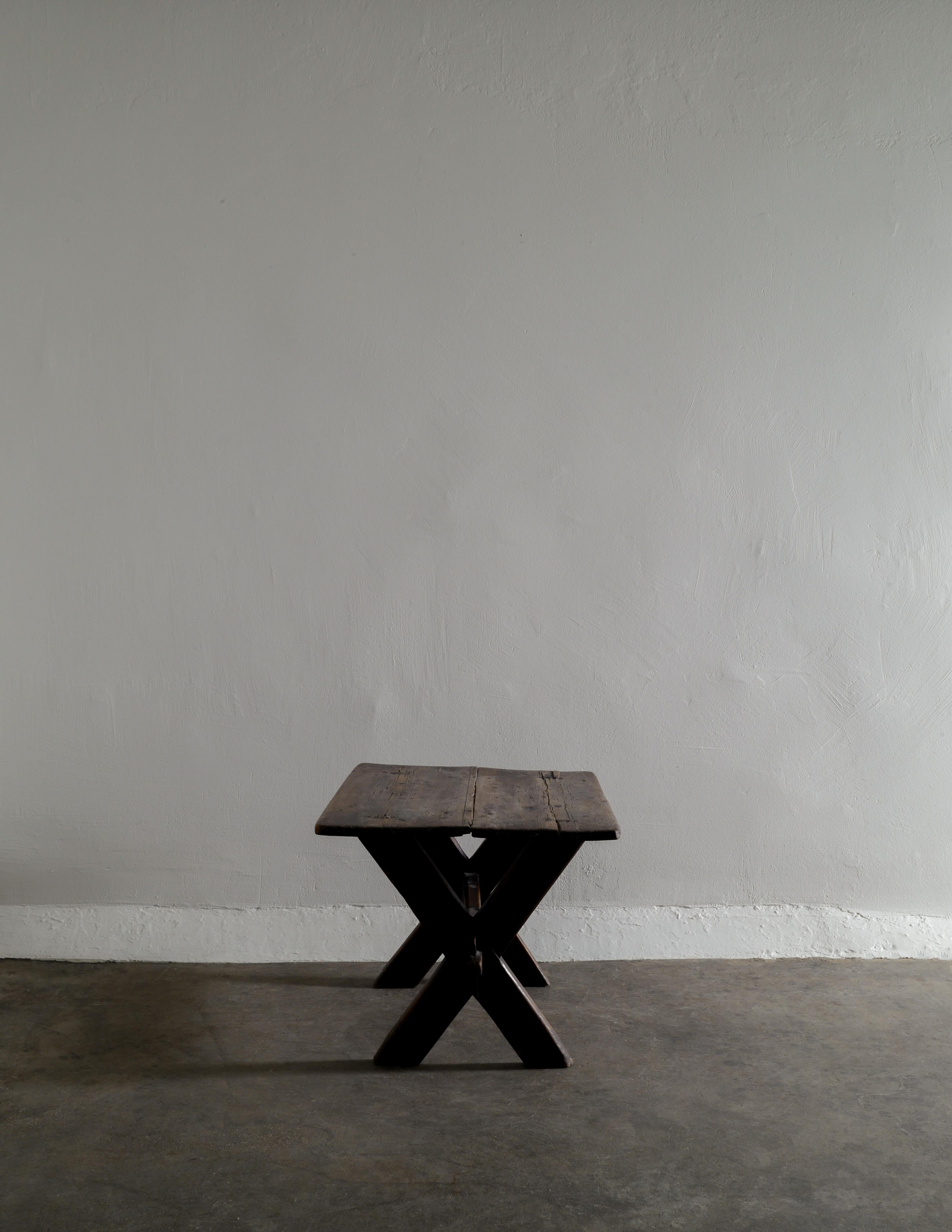 Swedish Primitive Side Coffee Table in Stained Pine Produced in the Late 1800s In Good Condition In Stockholm, SE