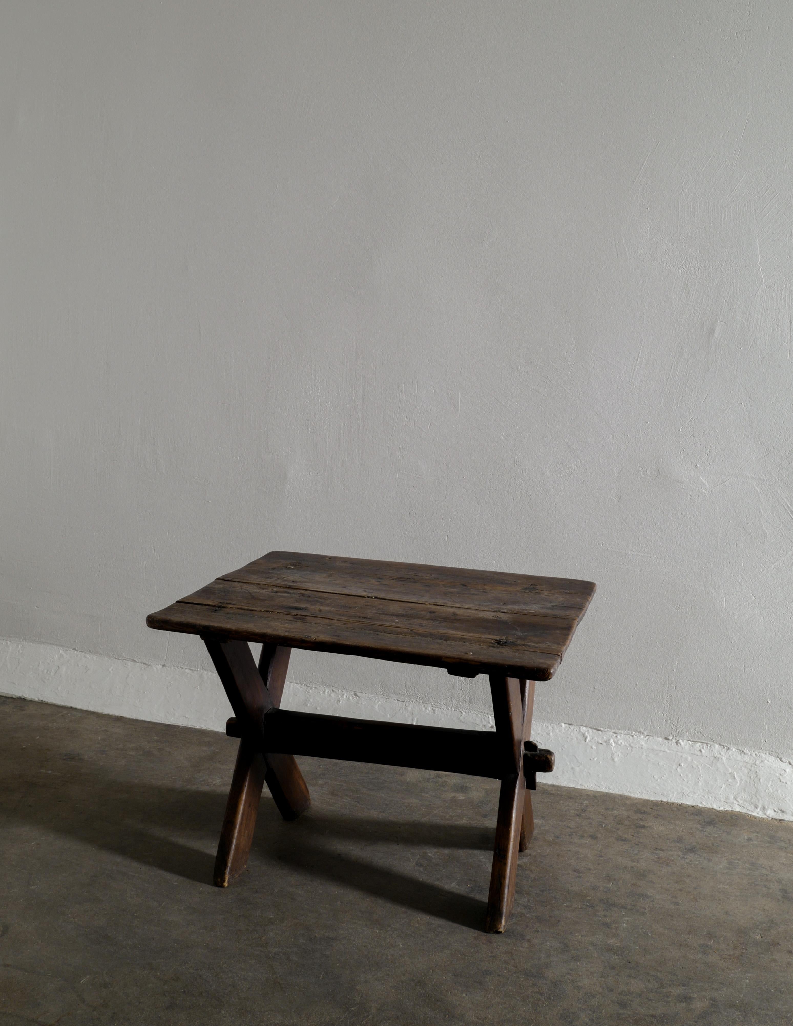 Pin Table basse d'appoint primitive suédoise en pin teinté produite à la fin des années 1800