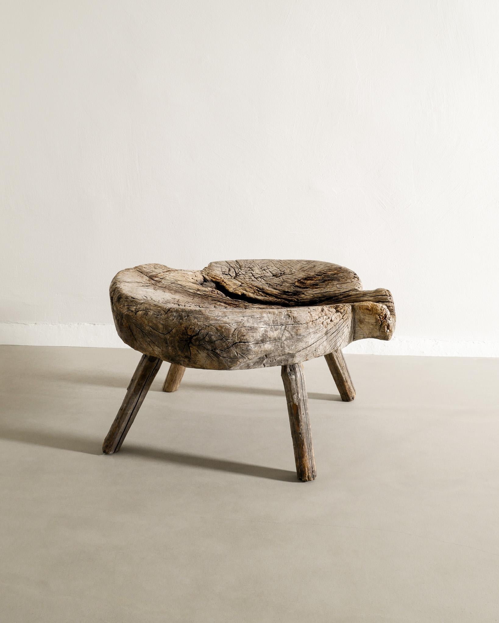 Seltener hölzerner Beistell-/Kaffeetisch im primitiven Wabi-Sabi-Stil, hergestellt aus Kiefer in Schweden um 1850. In gutem Originalzustand. Sehr dekorativ und stabil. 

Abmessungen: H: 45 cm / 17.70
