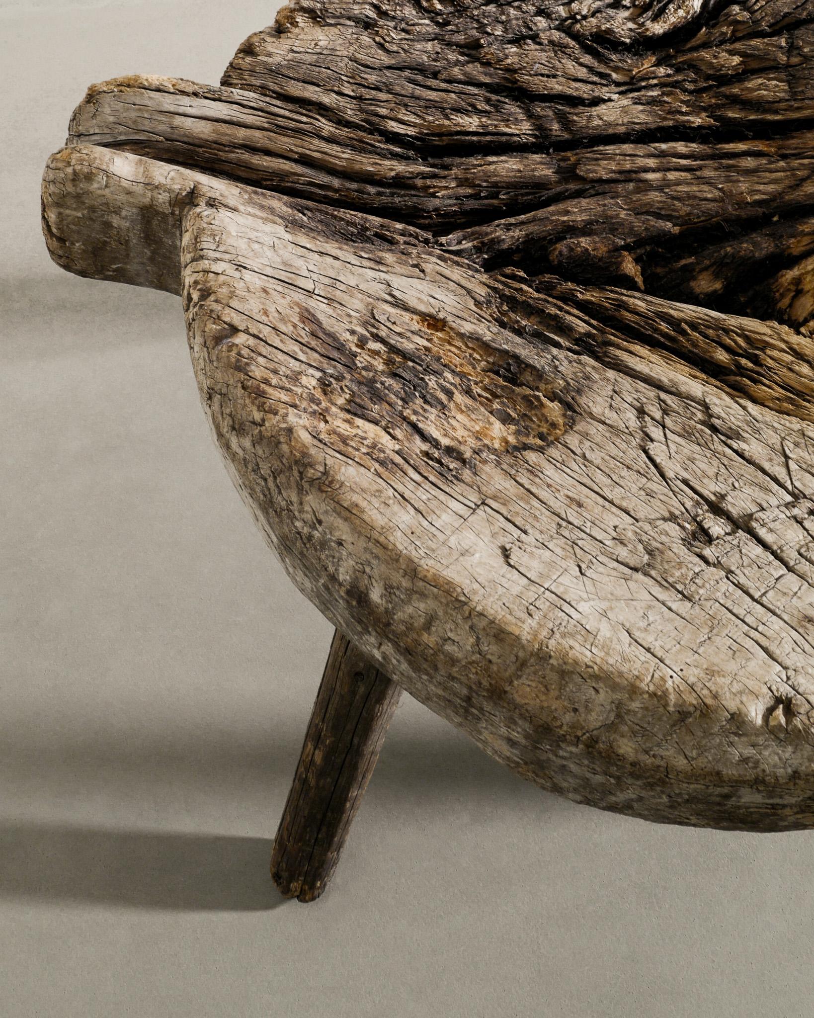 Milieu du XIXe siècle Table basse d'appoint suédoise primitive en pin produite au milieu des années 1800  en vente