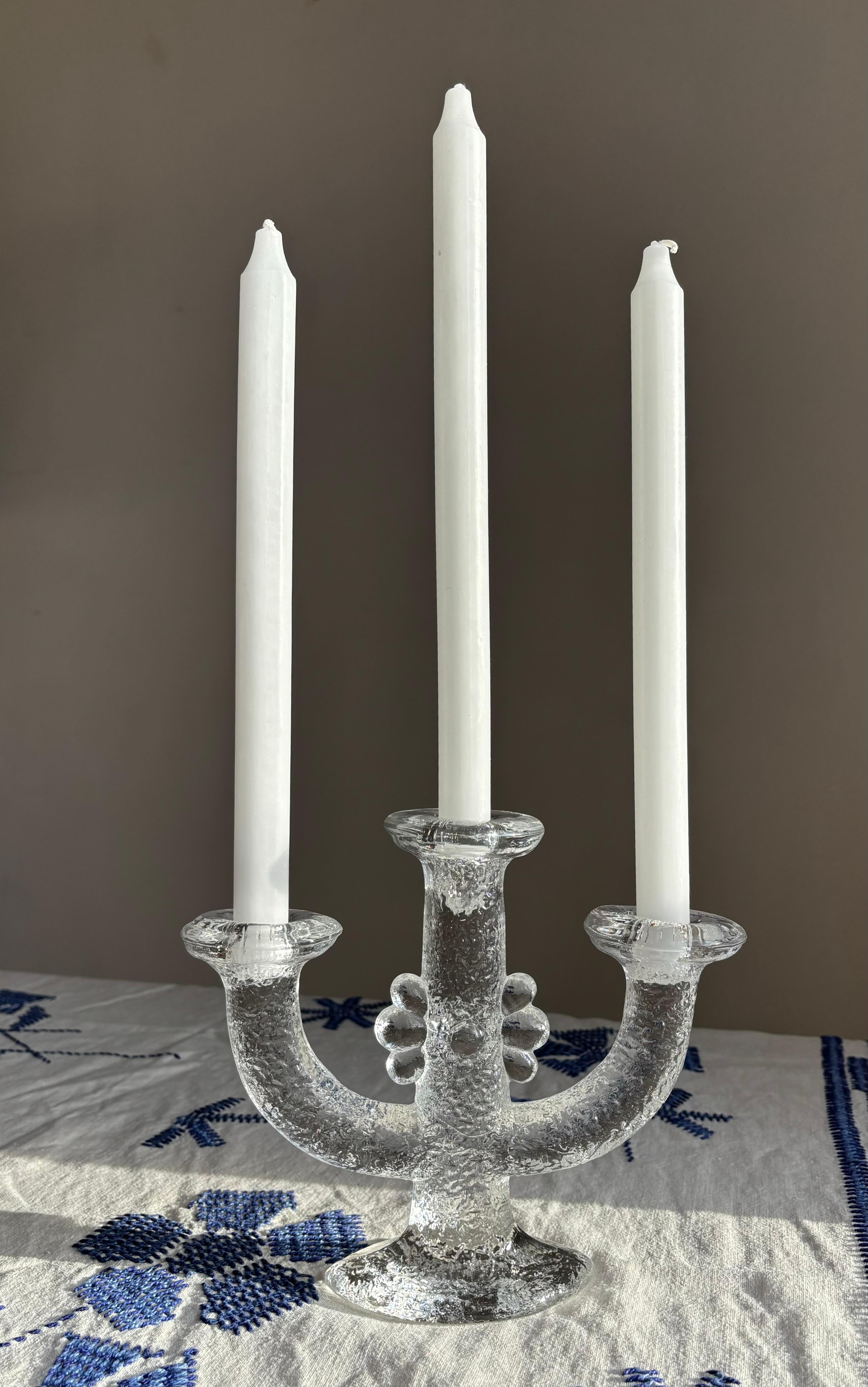 Vintage The Modern Scandinavian Scandinavian glass candelabra for three candles fabriqué par Pukeberg dans les années 1960. Fabriqué à la main en une seule pièce avec du verre texturé et des fleurs stylisées. 
Excellent état, apparemment non