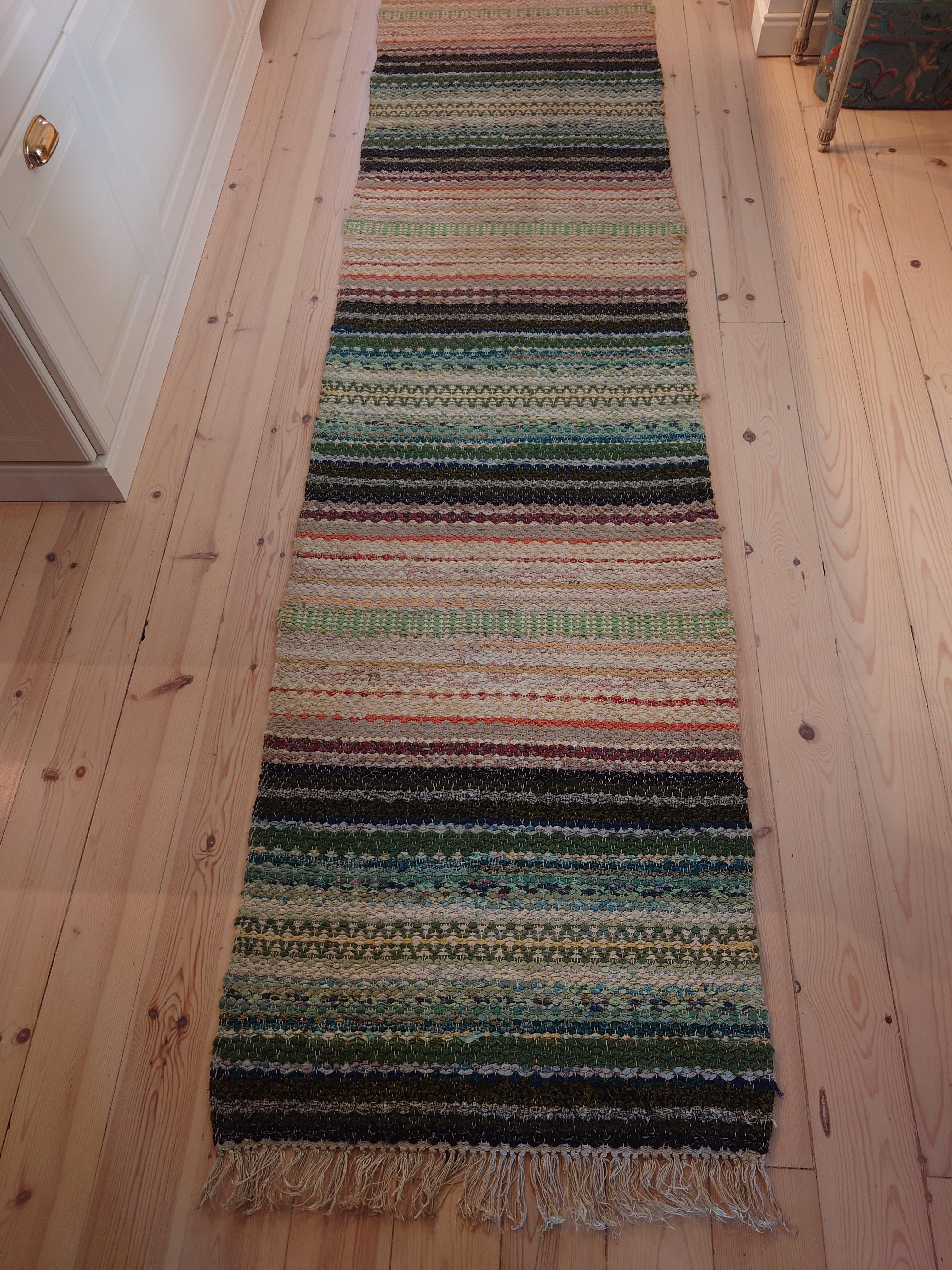 Ein fantastischer schwedischer Fleckerlteppich in schönen Farben und Mustern.
Handgewebt in Boden Nordschweden .
Der Teppich ist frisch gewaschen.
Vintage & antike schwedische Rag Rugs aus Schweden gibt es in einer Vielzahl von Farben und Mustern.