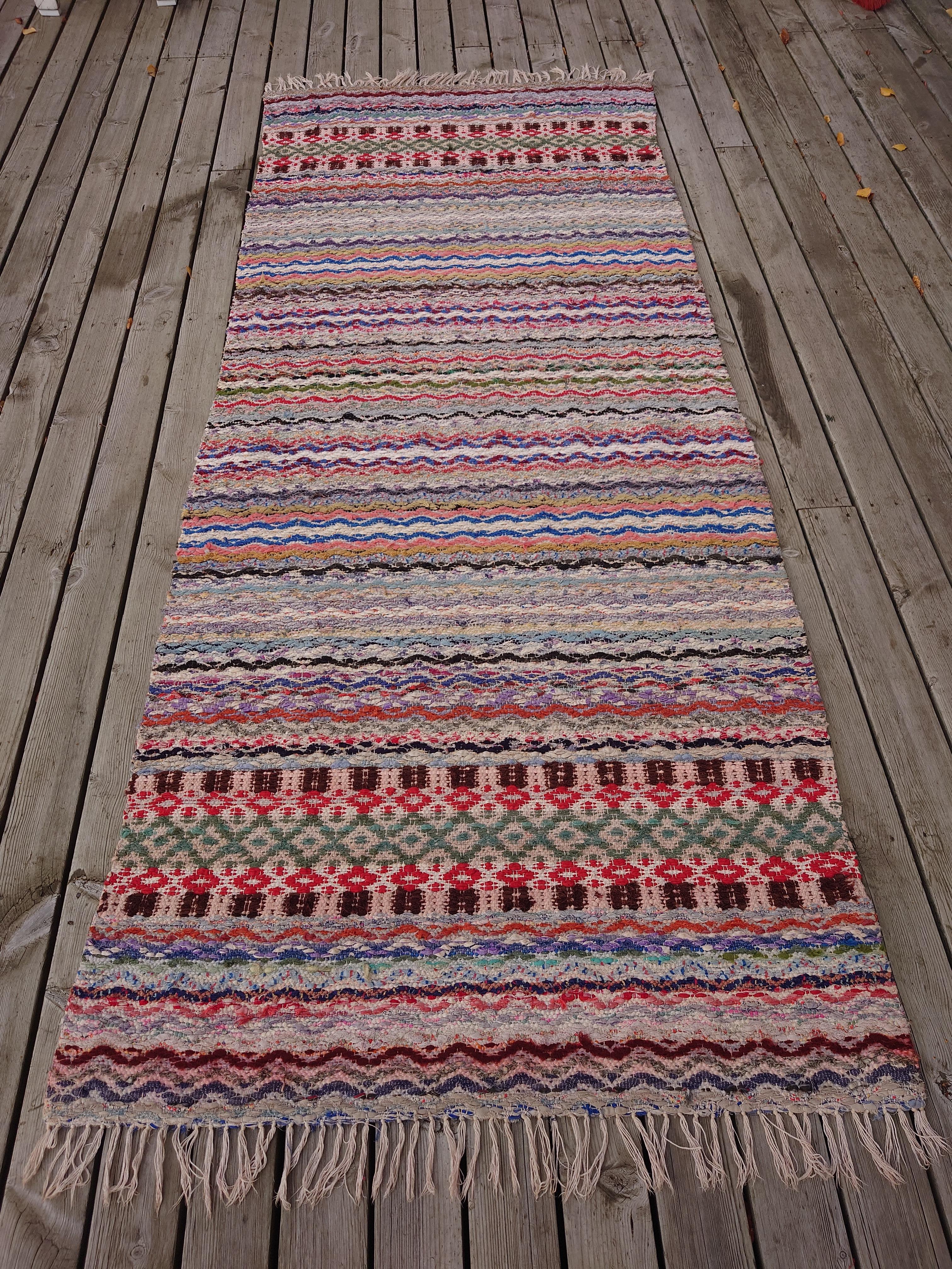 Un fantastico tappeto di pezza svedese con colori e motivi bellissimi.
Tessuto a mano a Boden, nel nord della Svezia.
Il tappeto è stato lavato di fresco.
I tappeti di pezza svedesi vintage e antichi sono disponibili in una varietà di colori e