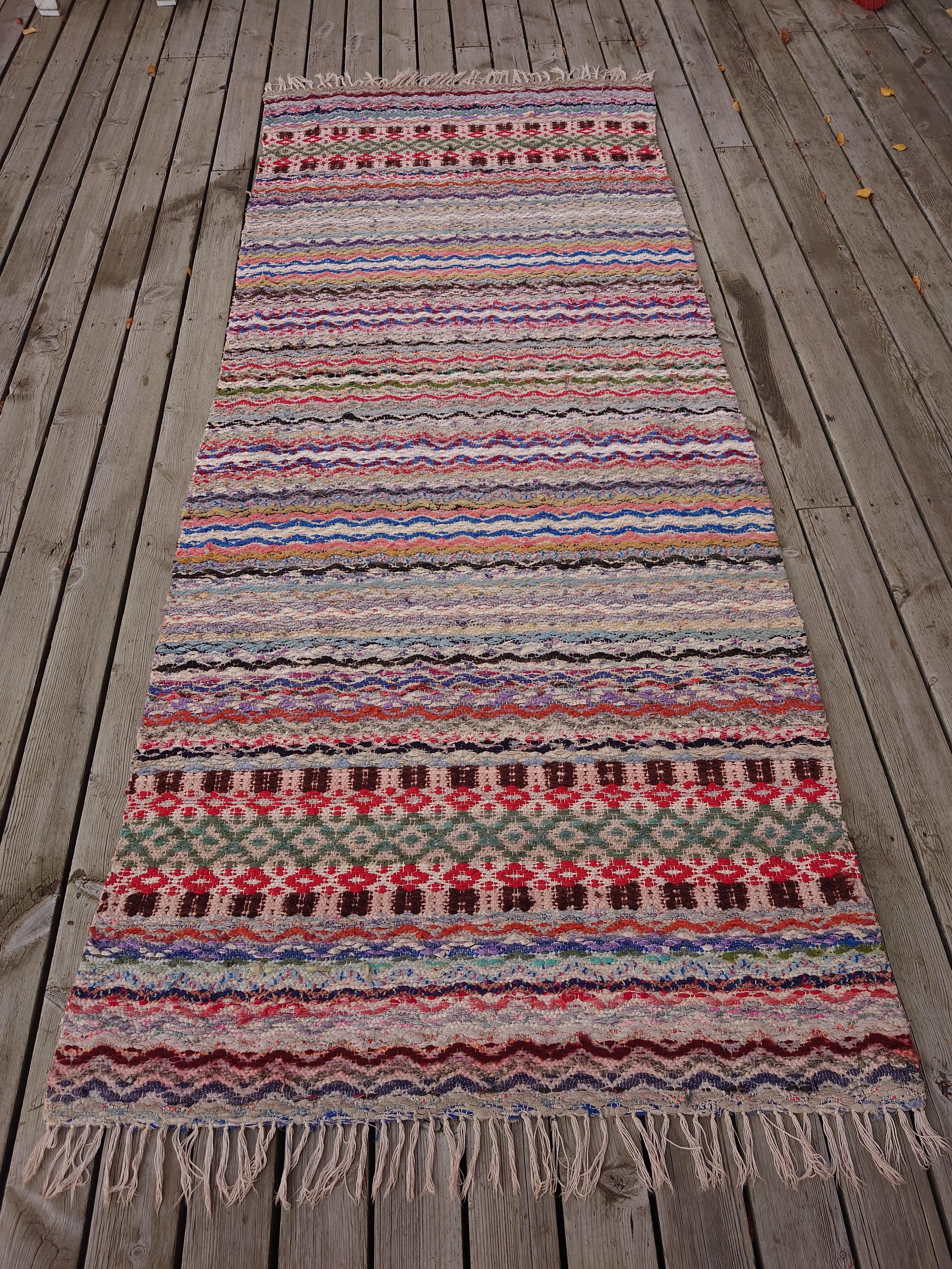 A fantastically Swedish Rag Rug in beautiful color & pattern.
Handwoven in Boden Northern Sweden .
The rug is freshly washed.
Vintage & antique Swedish Rag Rugs from Sweden comes in a variety of color shemes and patterns. They are woven traditional