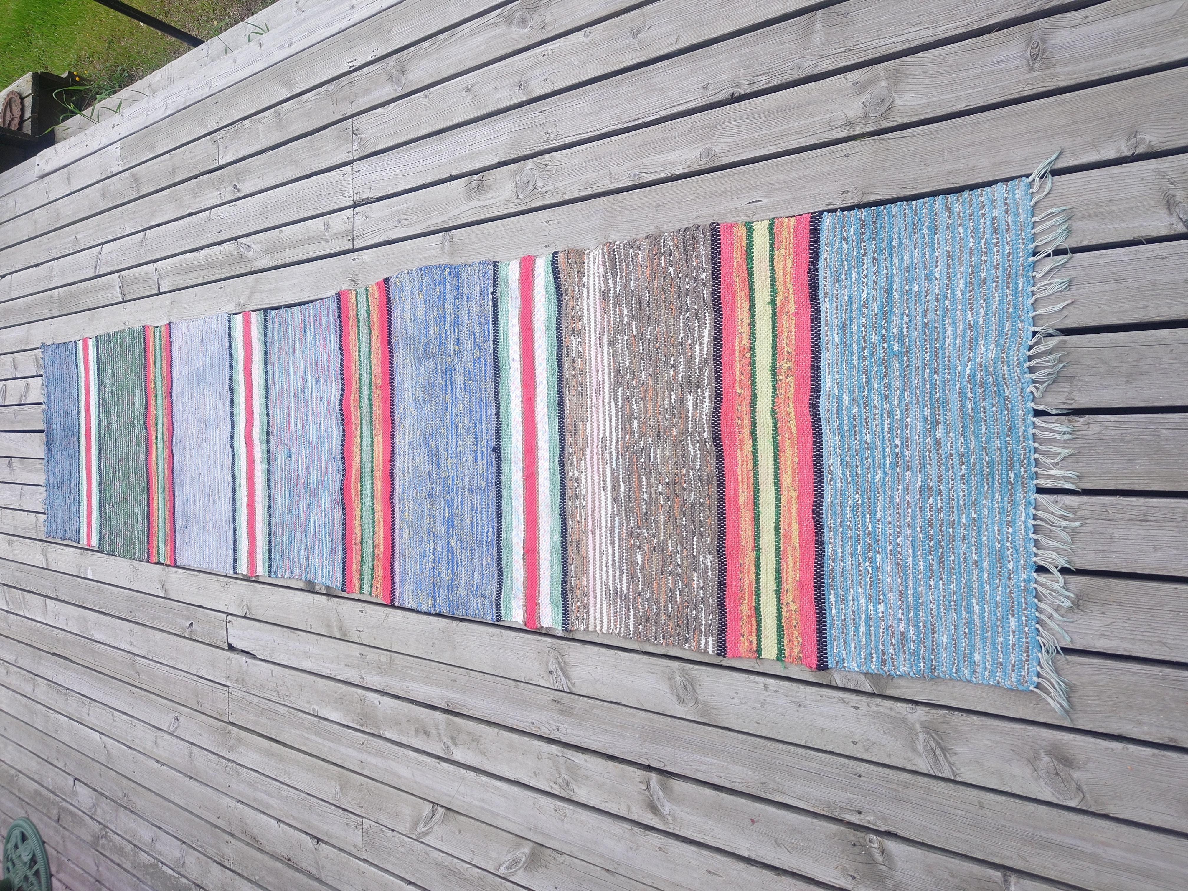 Un fantastico tappeto di pezza svedese con colori e motivi bellissimi.
Tessuto a mano a Boden, nel nord della Svezia.
Il tappeto è stato lavato di fresco.
I tappeti di pezza svedesi vintage e antichi sono disponibili in una varietà di colori e