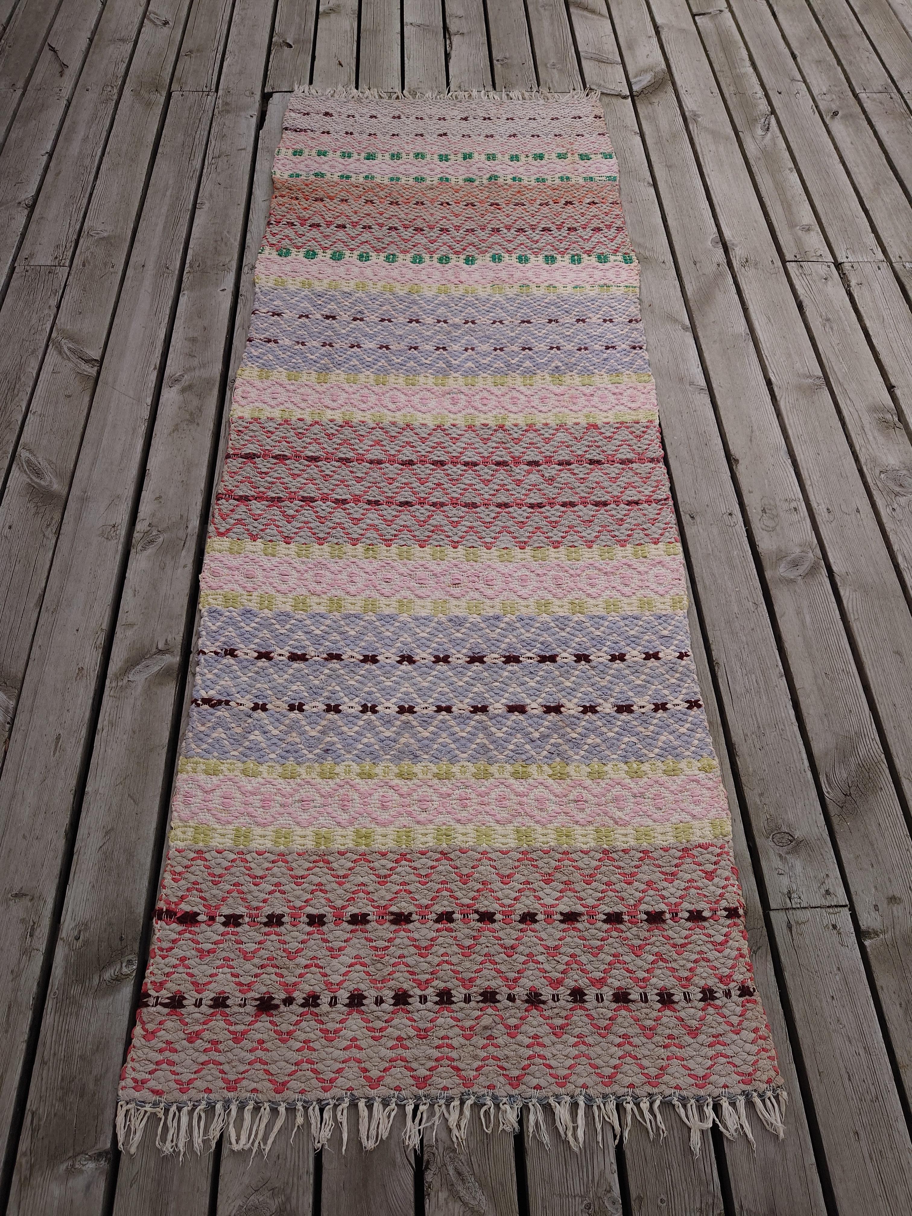 A fantastically Swedish Rag Rug in beautiful color & pattern.
Handwowen in Boden Northern Sweden .

Vintage & antique Swedish Rag Rugs from Sweden comes in a variety of color shemes and patterns. They are wowen traditional floor looms and each