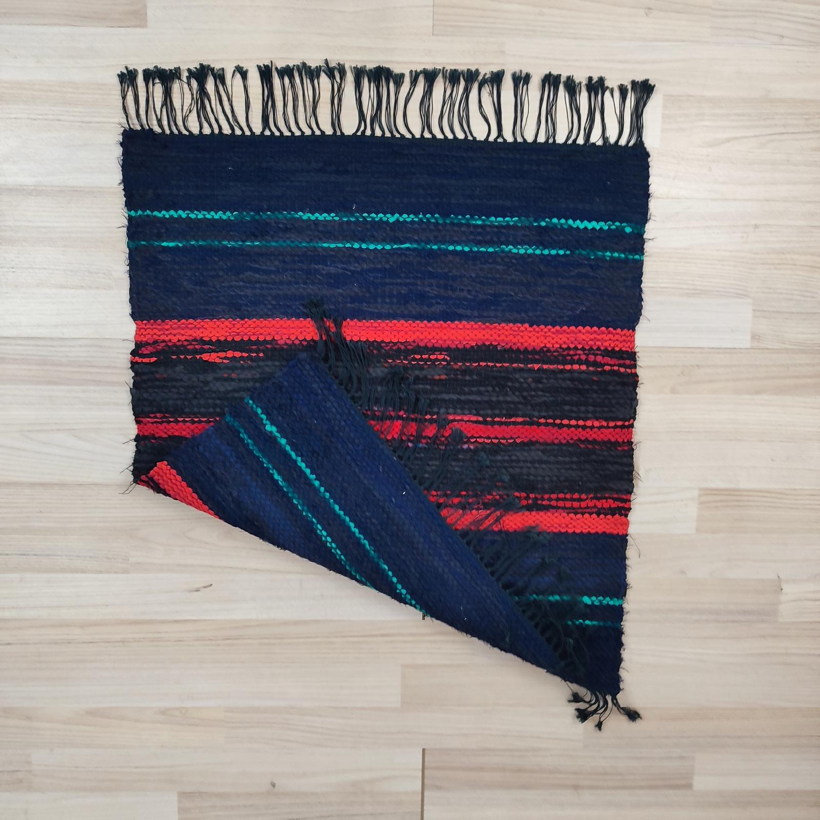 Mid-Century moderno Tappeto svedese di pezza tessuto a mano della metà del XX secolo, con frange nere perfette. in vendita