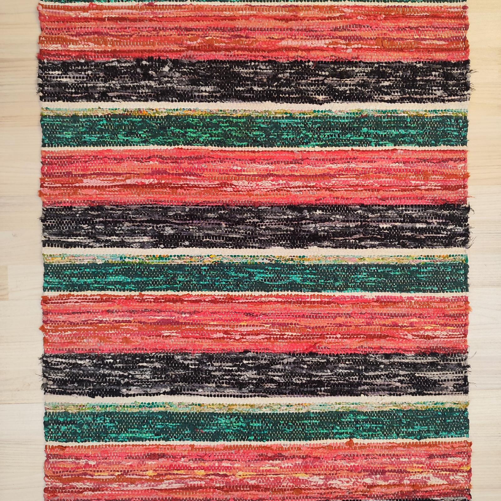 Swedish Rag Rug in Red, Green and Black, Handwoven Mid 20th Century In Excellent Condition For Sale In Bochum, NRW