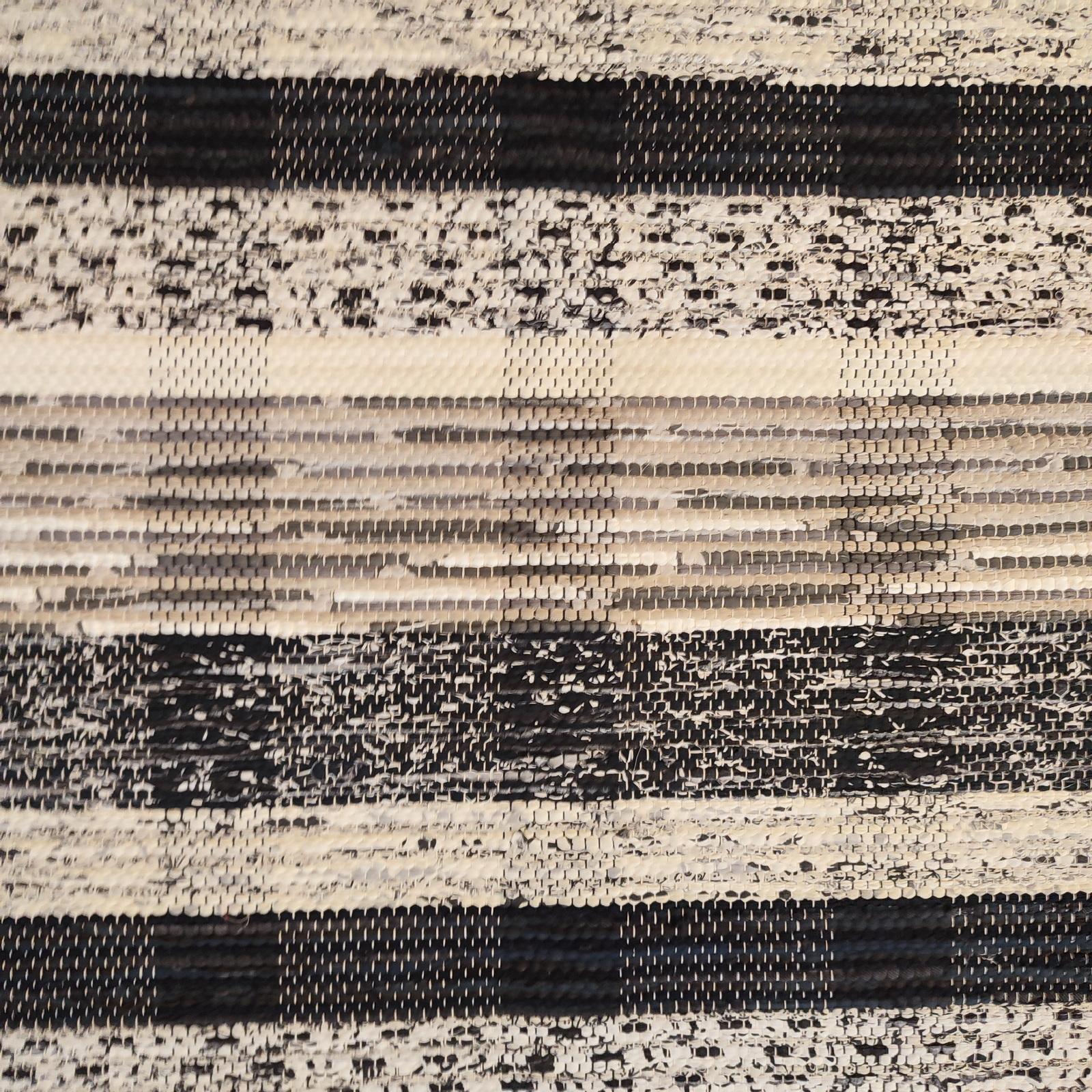 Cotone Tappeto di pezza svedese in grigio, beige e nero, tessuto a mano della metà del XX secolo in vendita