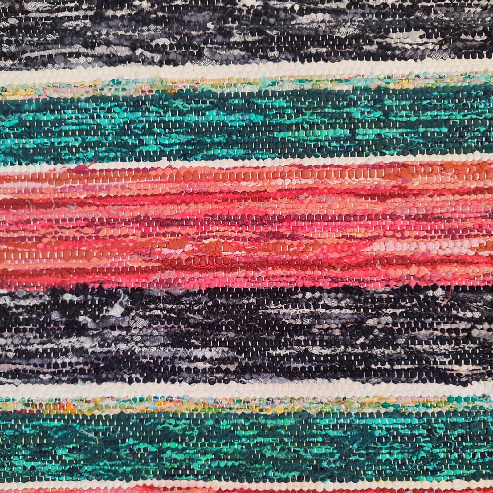 Schwedischer Rag-Teppich in Rot, Grün und Schwarz, handgewebt, Mitte des 20. Jahrhunderts im Angebot 1