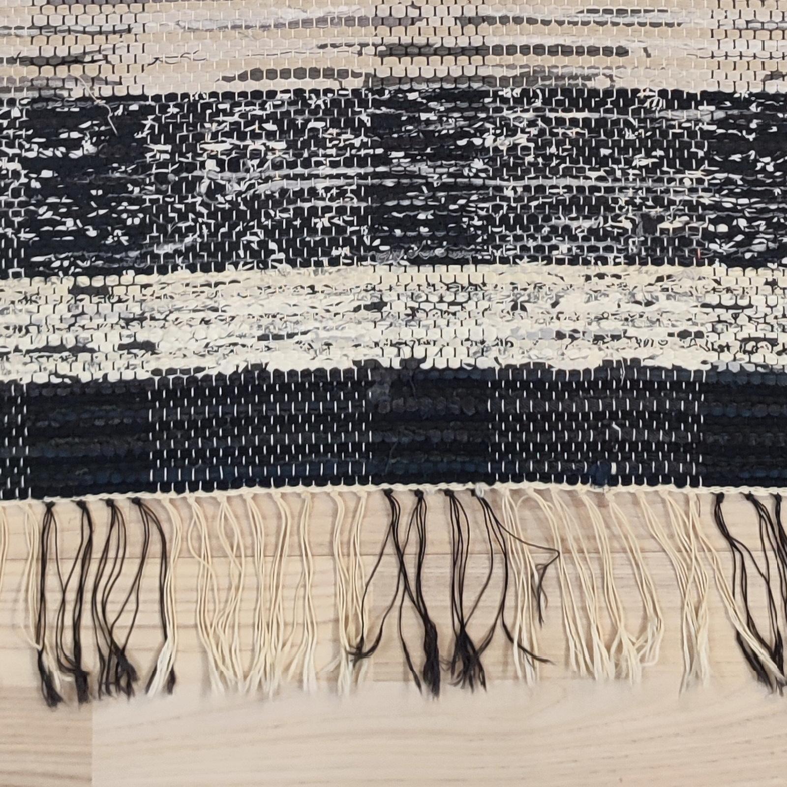 Tappeto di pezza svedese in grigio, beige e nero, tessuto a mano della metà del XX secolo in vendita 1