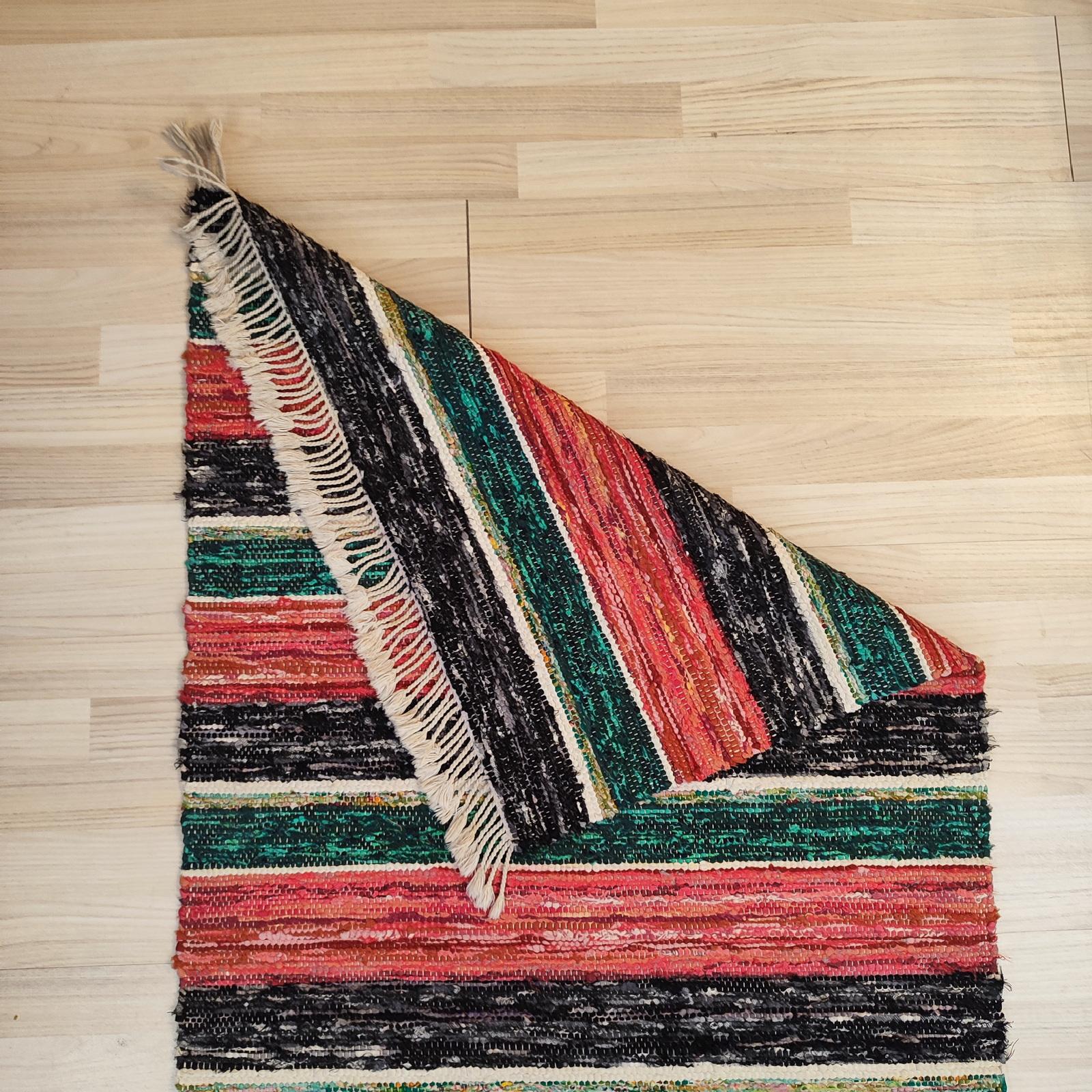Schwedischer Rag-Teppich in Rot, Grün und Schwarz, handgewebt, Mitte des 20. Jahrhunderts im Angebot 2