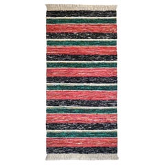 Tappeto di pezza svedese in rosso, verde e nero, tessuto a mano metà del XX secolo