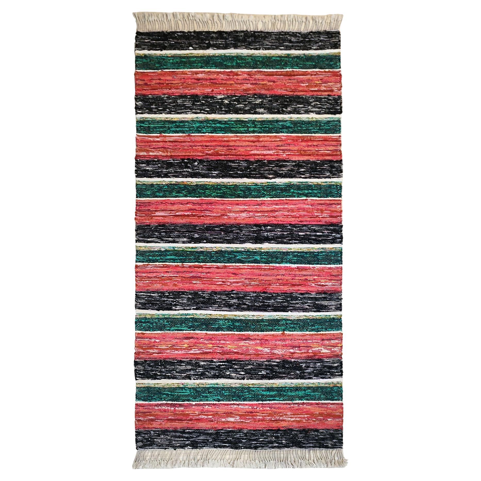 Tapis suédois en rouge, vert et noir, tissé à la main au milieu du 20e siècle