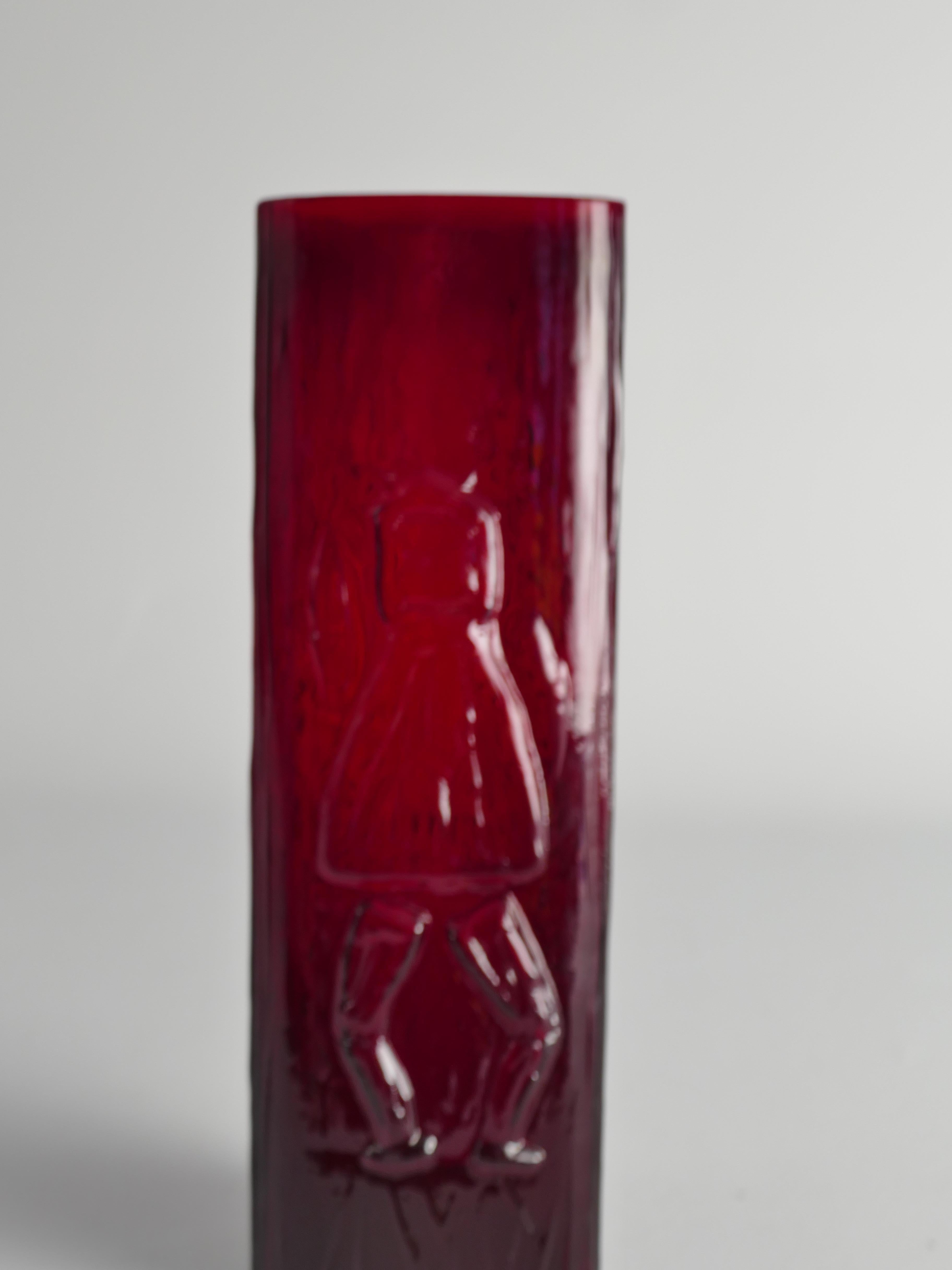 Swedish Red Devil Triangular Glass Vase by Christer Sjögren for Lindshammar For Sale 4