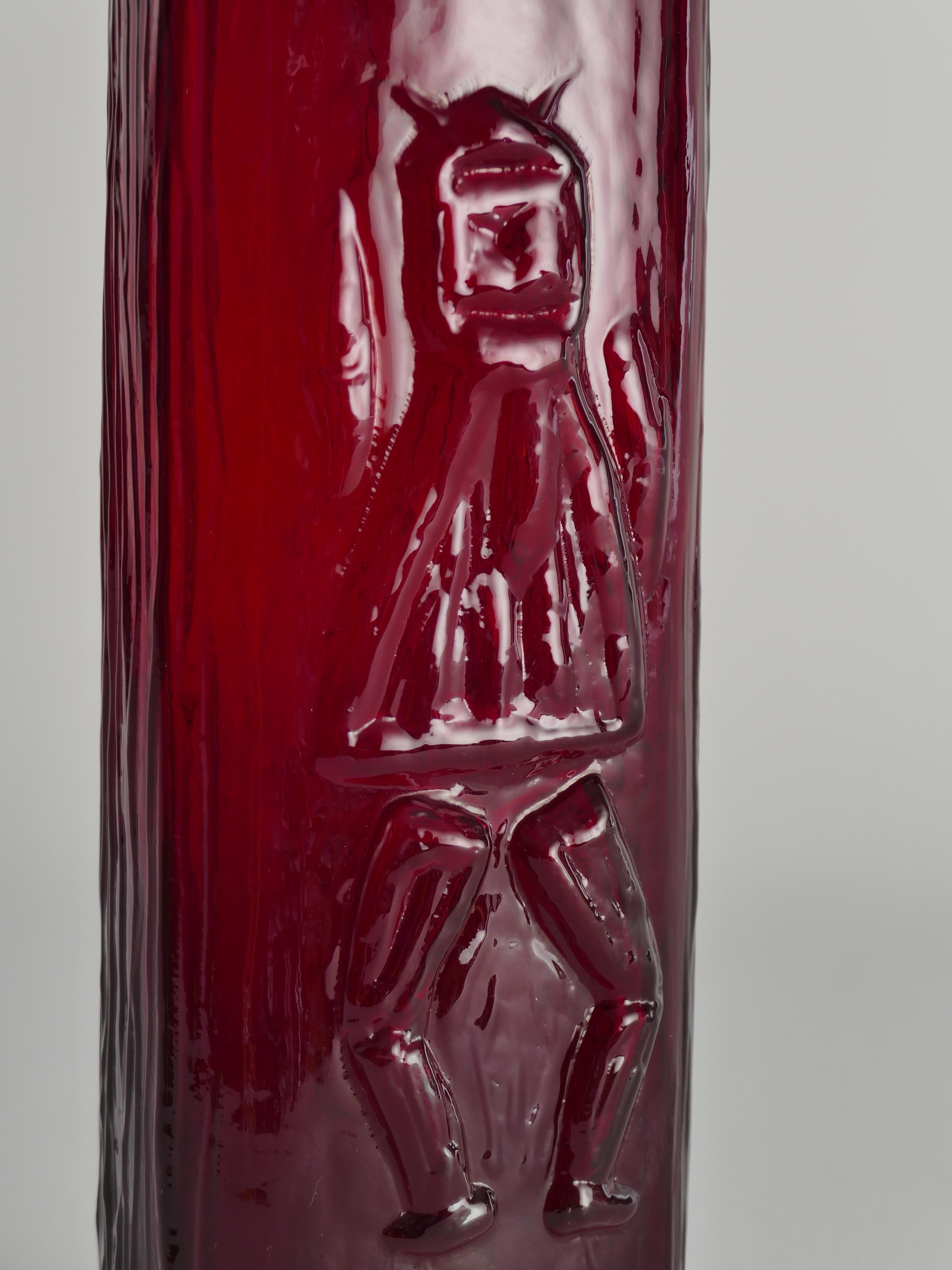 Formgeblasene skandinavisch-moderne rote dreieckige Teufelsglasvase von Christer Sjögren für Lindshammar 1960er Jahre. Er entwickelte eine spezielle Technik, bei der das Glas in einem Hohlraum aus Ziegelsteinen aufgeblasen wird.  
Die bestechend