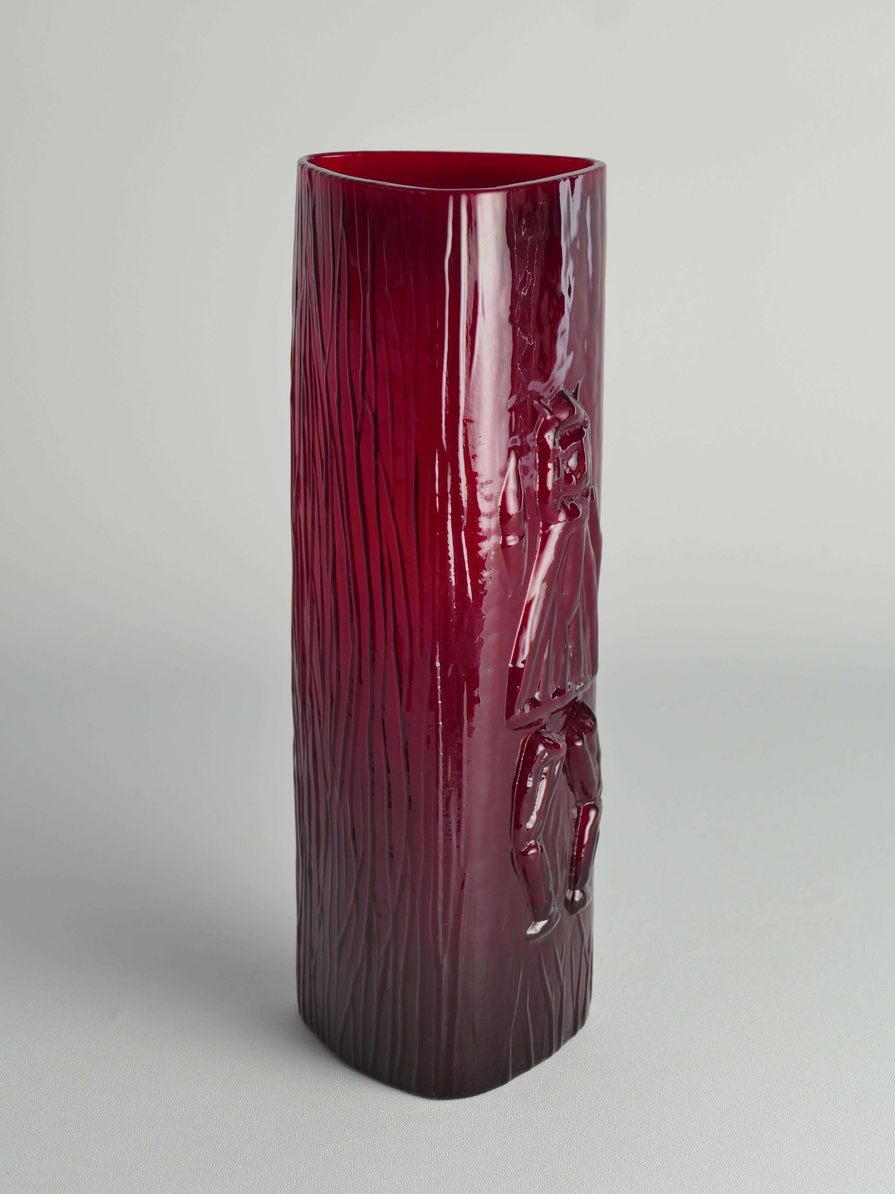 Scandinavian Modern Swedish Red Devil Triangular Glass Vase by Christer Sjögren for Lindshammar For Sale