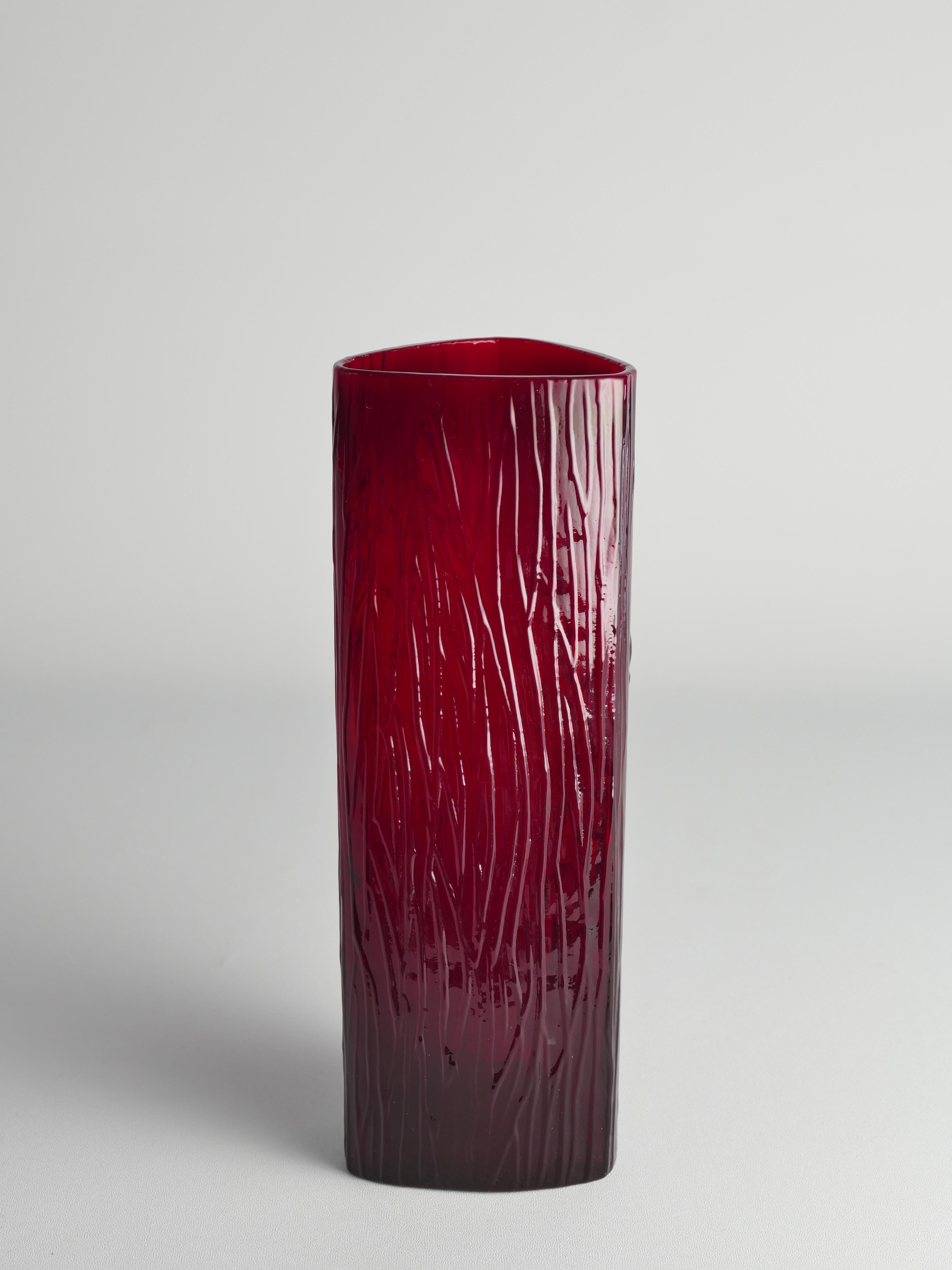 Swedish Red Devil Triangular Glass Vase by Christer Sjögren for Lindshammar In Good Condition For Sale In Grythyttan, SE
