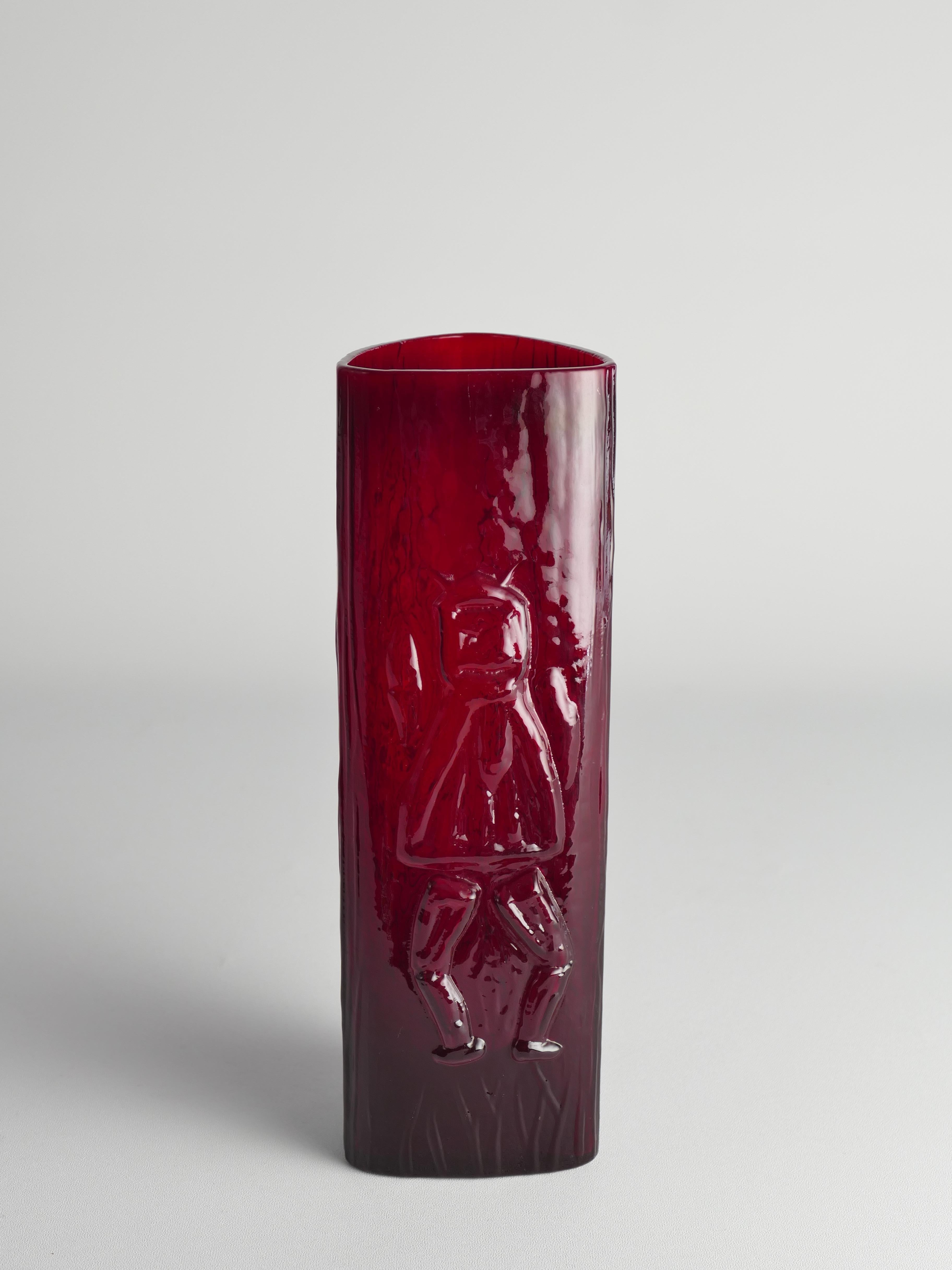 Swedish Red Devil Triangular Glass Vase by Christer Sjögren for Lindshammar For Sale 1