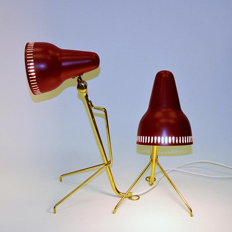 Laqué Paire de lampes de bureau suédoises en métal rouge et laiton par Falkenberg années 1950 en vente