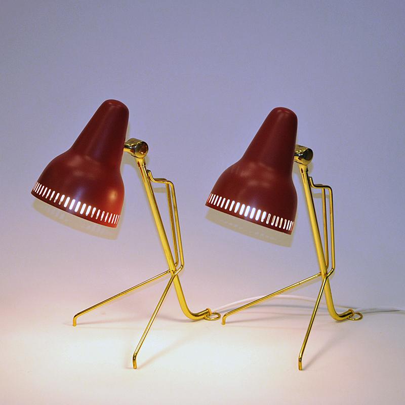 Schwedisches Schreibtischlampenpaar aus rotem Metall und Messing von Falkenberg, 1950er Jahre (Mitte des 20. Jahrhunderts) im Angebot