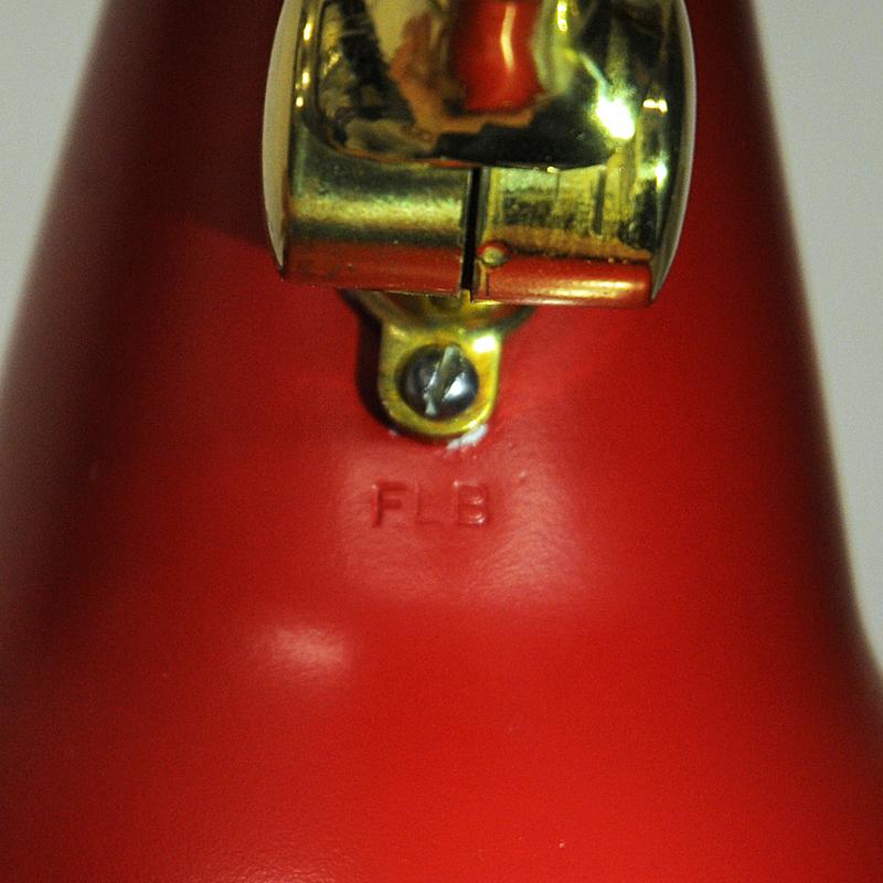 Milieu du XXe siècle Paire de lampes de bureau suédoises en métal rouge et laiton par Falkenberg années 1950 en vente