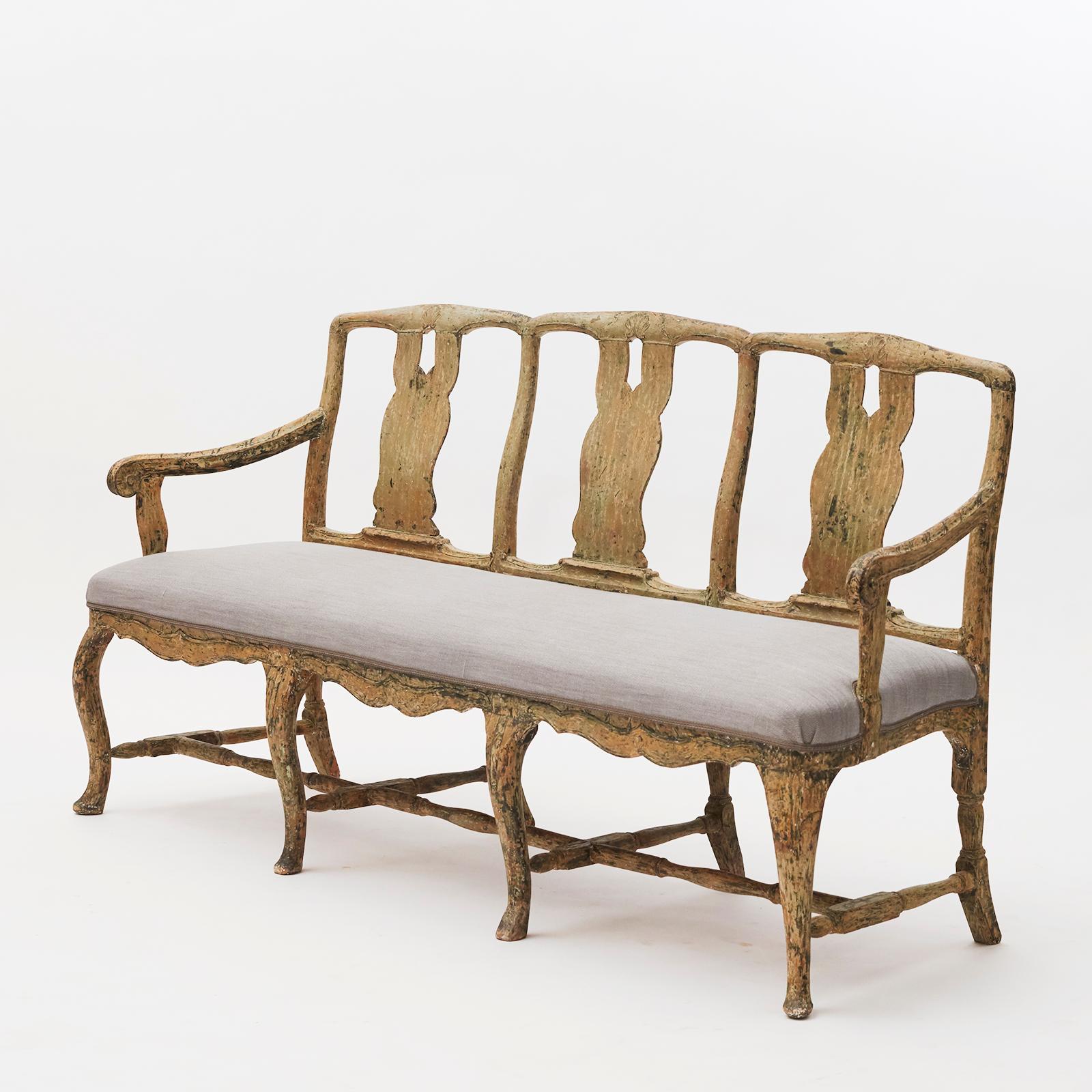 Swedish Regence bench, original beige-green color with natural patina. At the top of the back pieces cut in the form of clams, Sweden, 1740-1750. The seat is reupholstered.
 