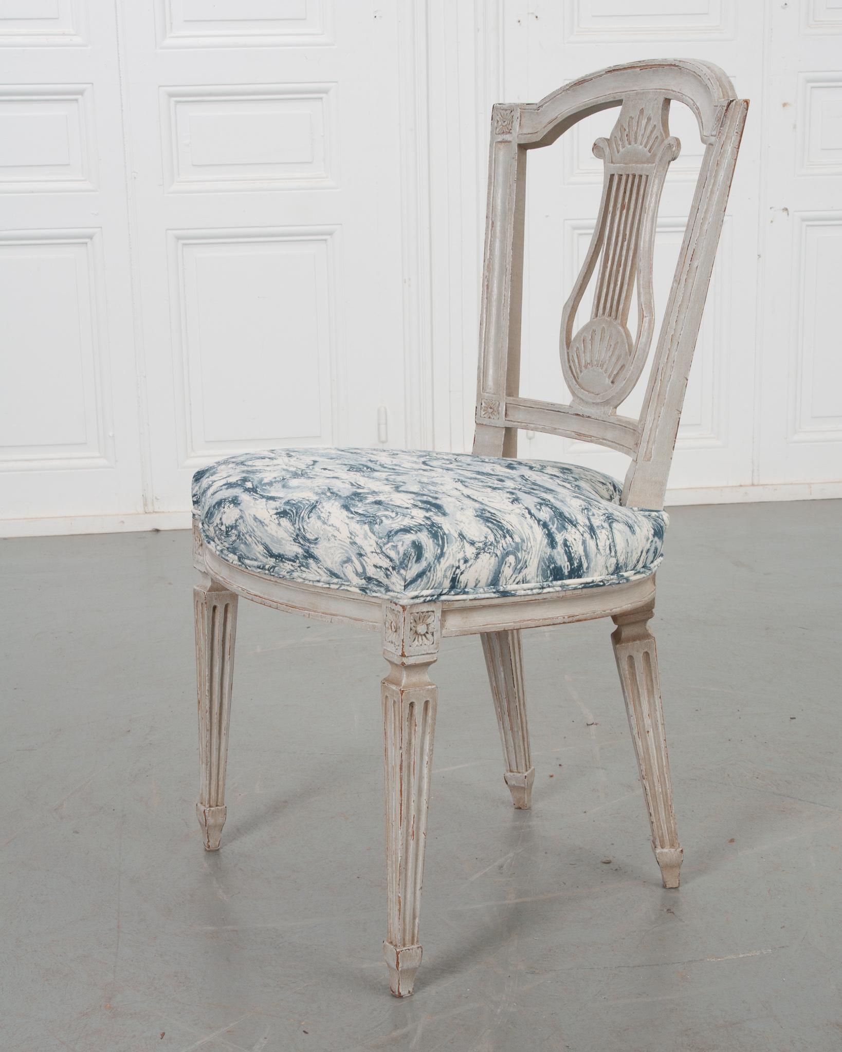 Dieser Stuhl im schwedischen Stil ist voller Charakter! Er wurde gestrichen, um alt auszusehen, und kürzlich mit einem Leinenstoff von Zak + Fox bezogen. Gestützt von konisch zulaufenden, kannelierten Beinen. Die Sitzhöhe beträgt 18-½