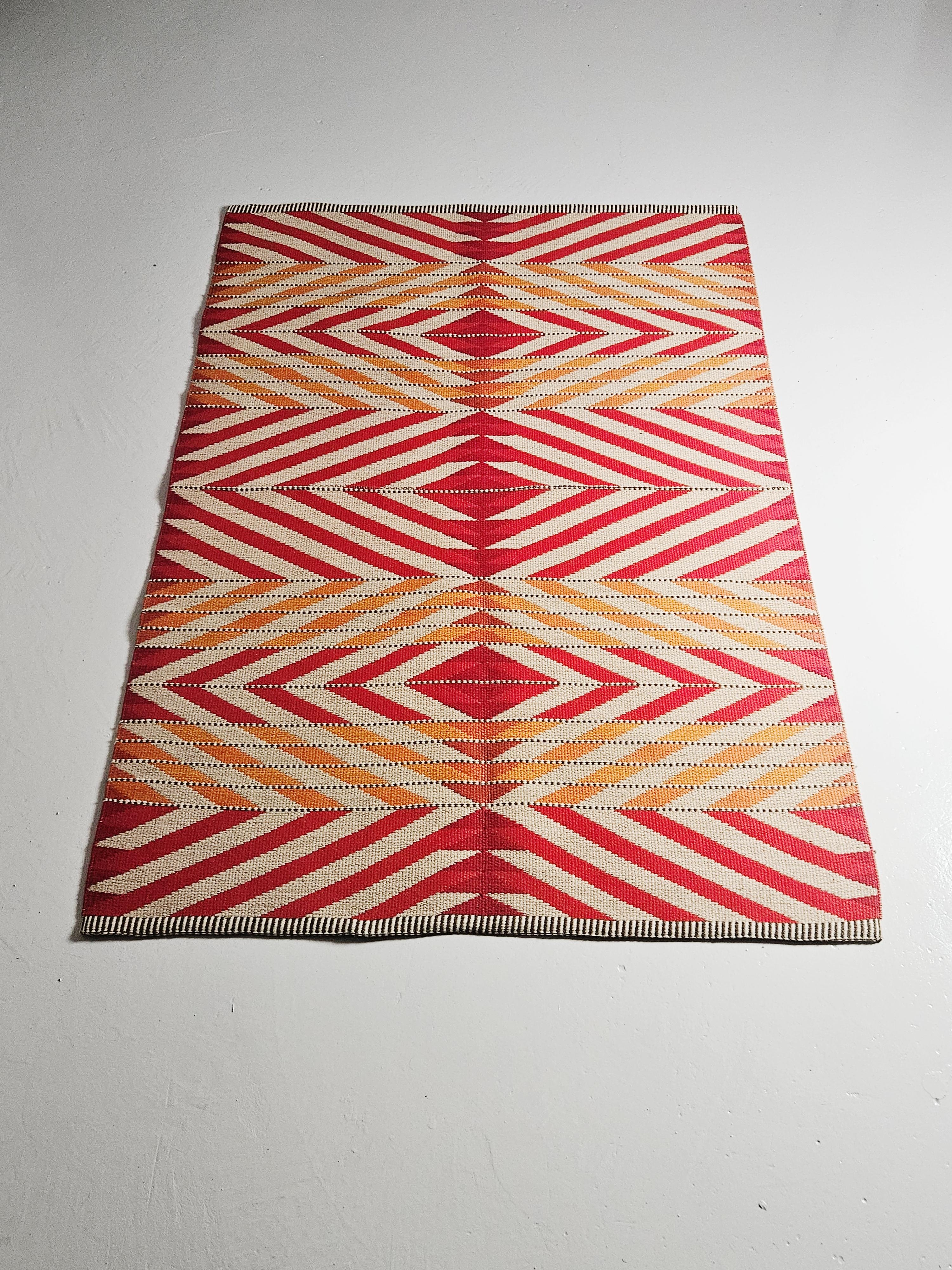 Alfombra de tejido plano diseñada por la artista Ingrid Dessau para Kasthall, Suecia, durante la década de 1950. 

Reversible con ambas caras de bellos colores y dibujos. 