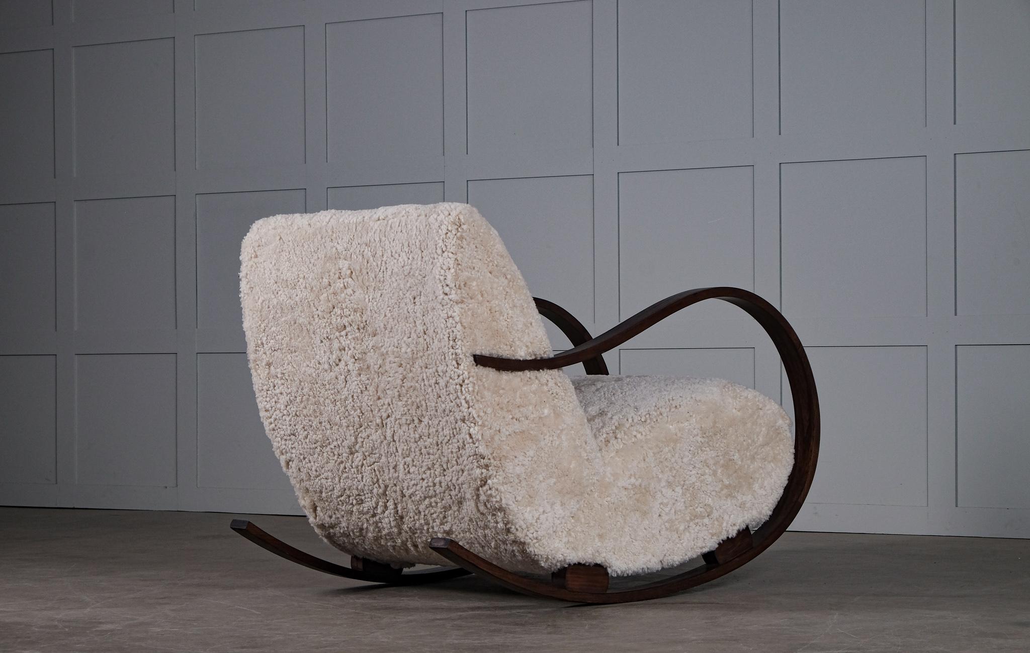 Cuir de mouton Chaise à bascule suédoise en peau de mouton, années 1940 en vente