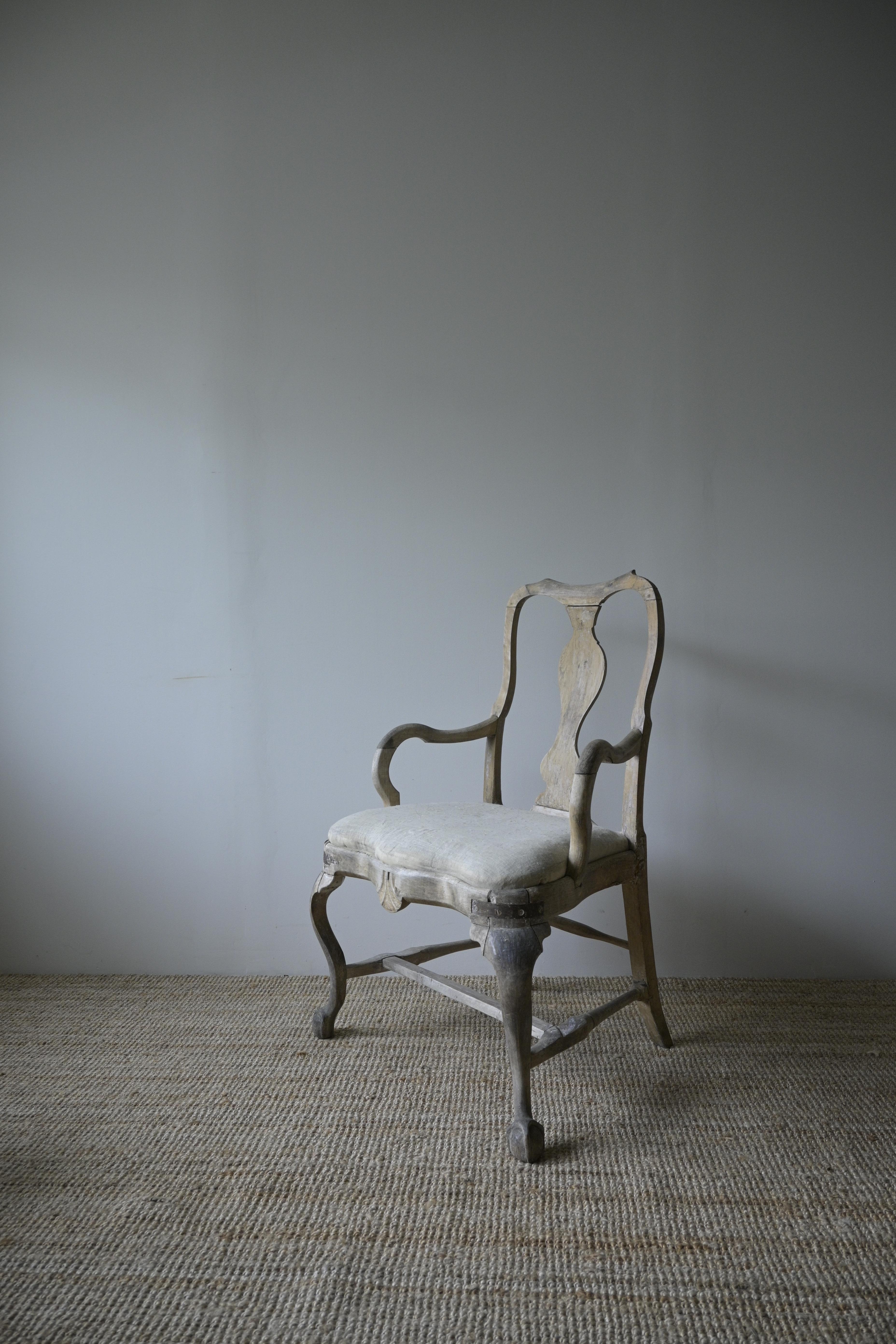 Fauteuil rococo suédois, XVIIIe siècle

Chaise provinciale à patine vieillie, surface altérée par les intempéries, réparations anciennes et pièces remplacées, et armature métallique postérieure.

Hauteur : 103 cm
Profondeur : 59 cm/23.2 inch
Largeur
