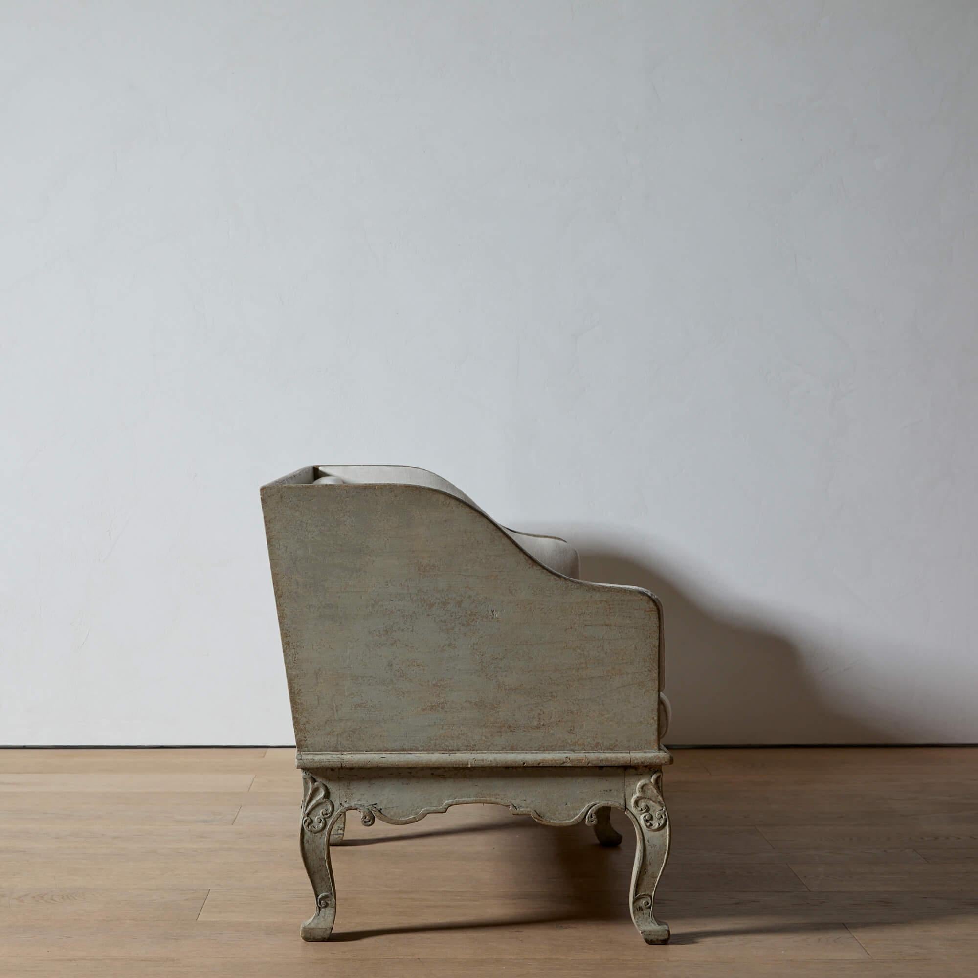 Swedish Rococo Carved Pine Trågsoffa In Good Condition For Sale In Long Island City, NY