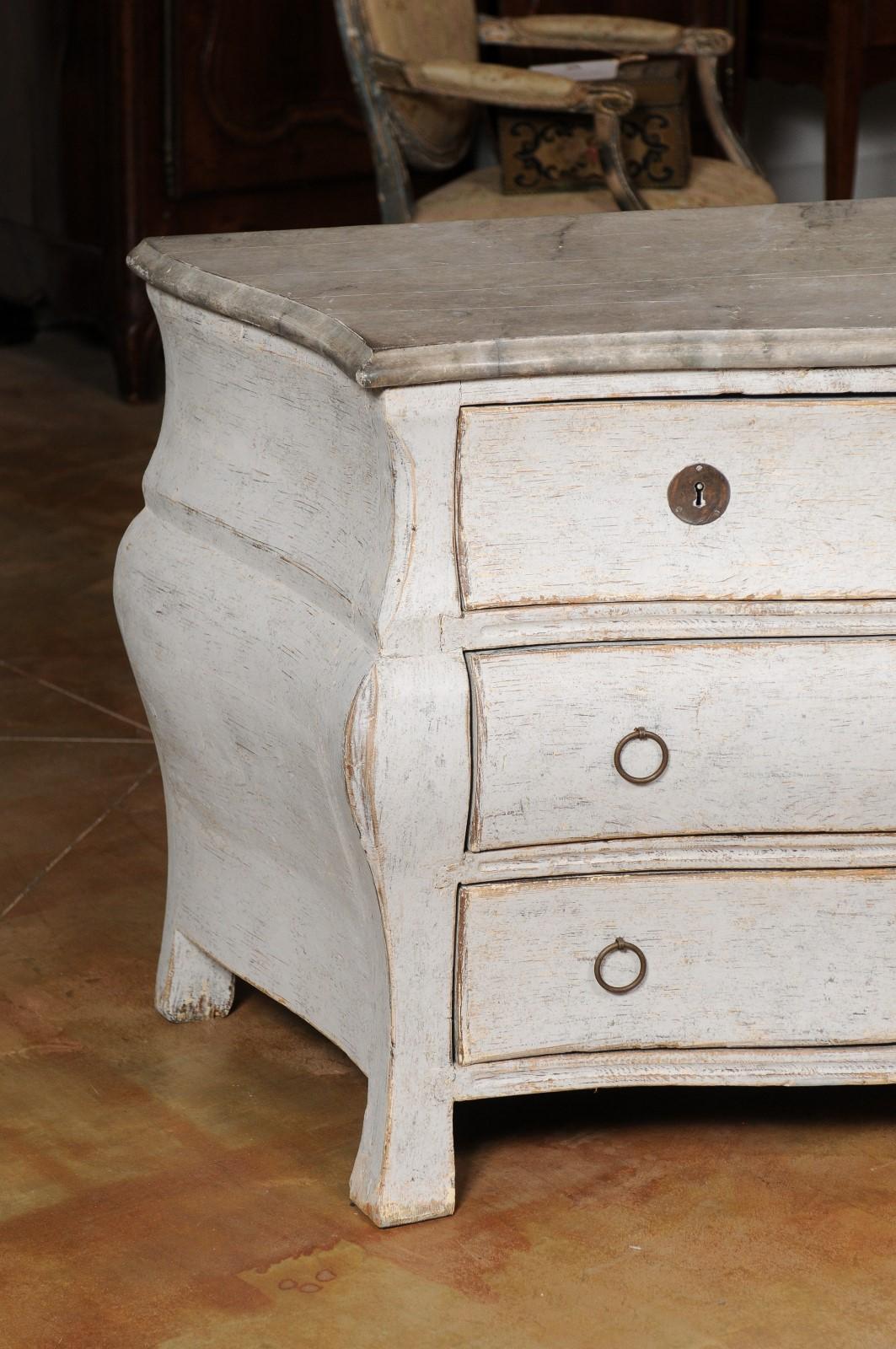 Swedish Rococo Period 1760s Painted Wood Bombé Chest with Four Drawers In Good Condition In Atlanta, GA